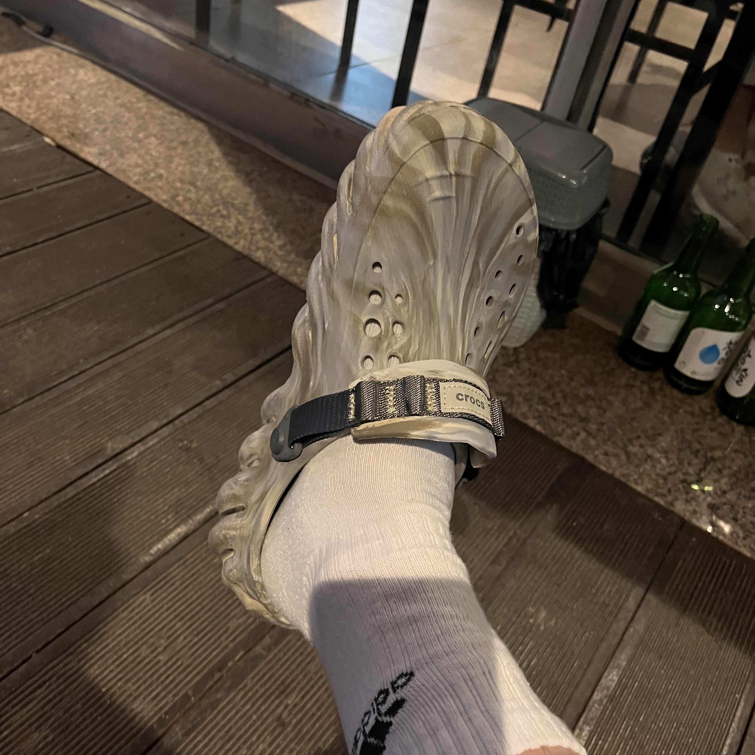 Crocs Echo Marbled Clog Bone Multi 착용 스타일