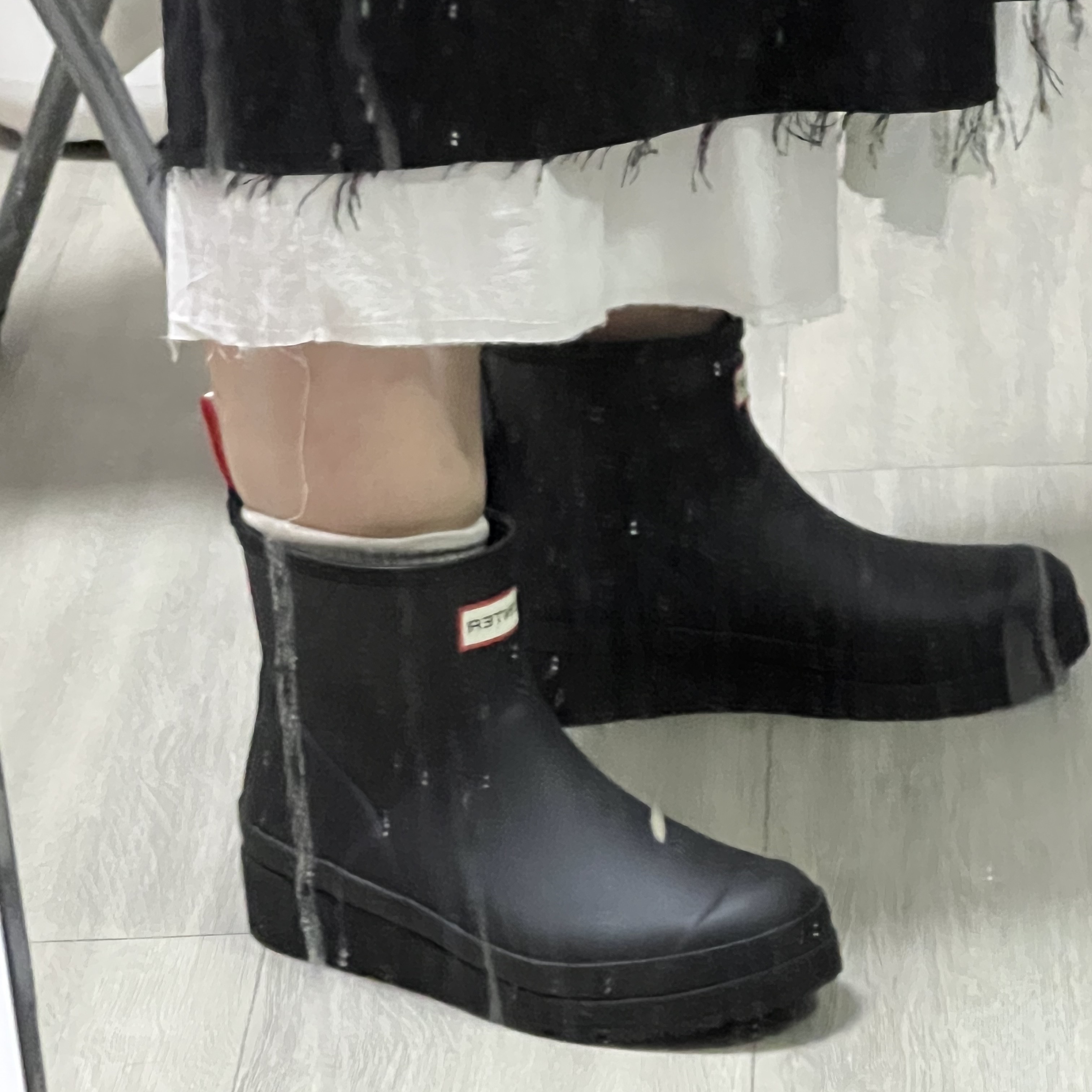(W) Hunter Play Short Rain Boots Black 착용 스타일 - 3