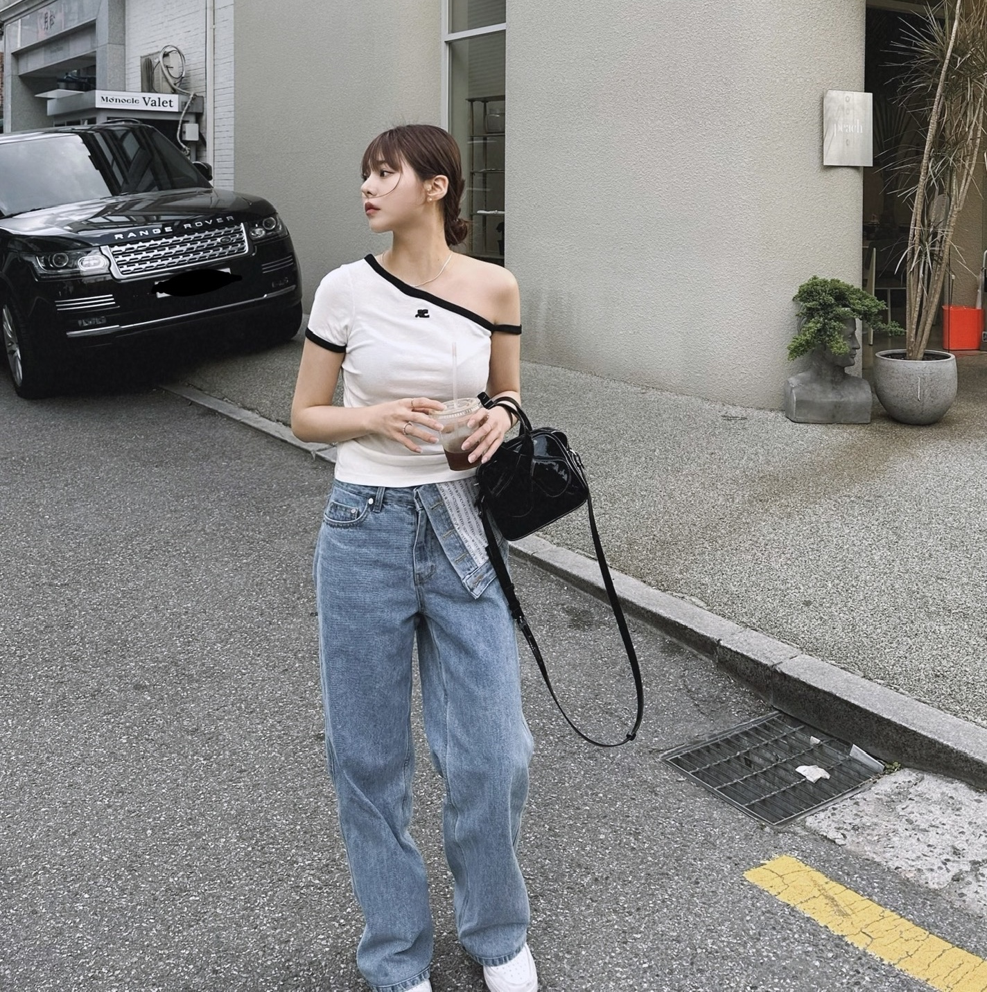 (W) Courreges Asymetric Shortsleeve Heritage White, Courreges Loop Bag Black 착용 스타일