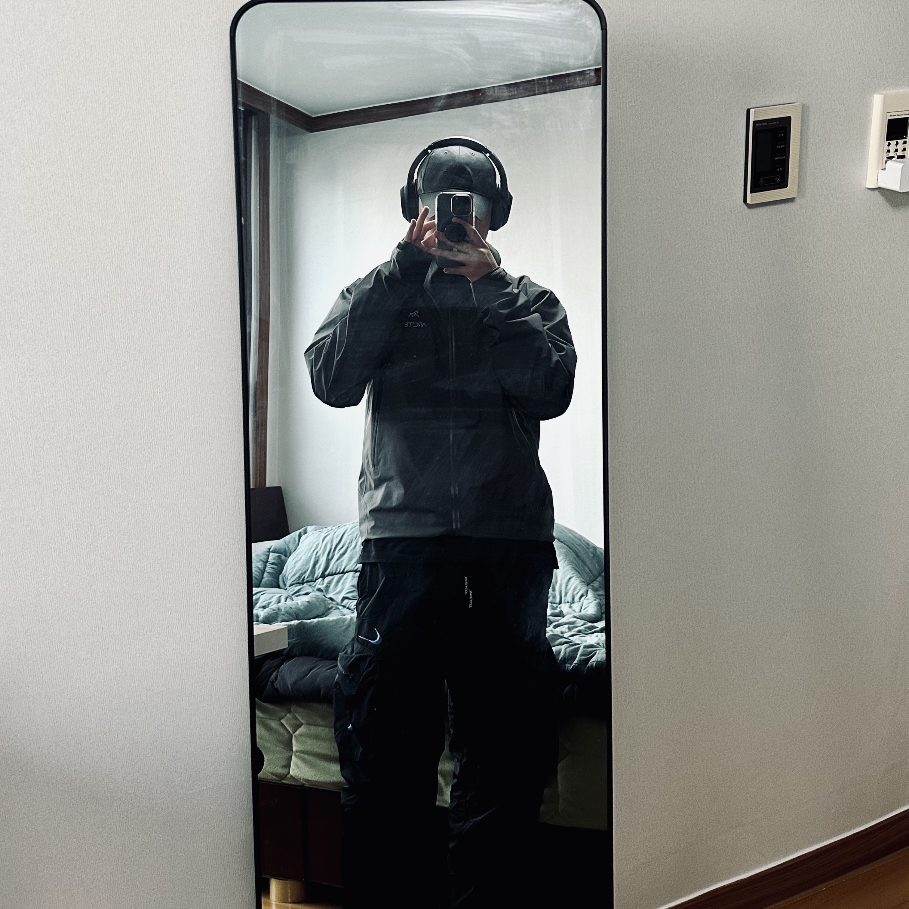 Arc'teryx Beta Jacket Cloud, Nike x Off-White NRG Track Pants Black - Asia 착용 스타일