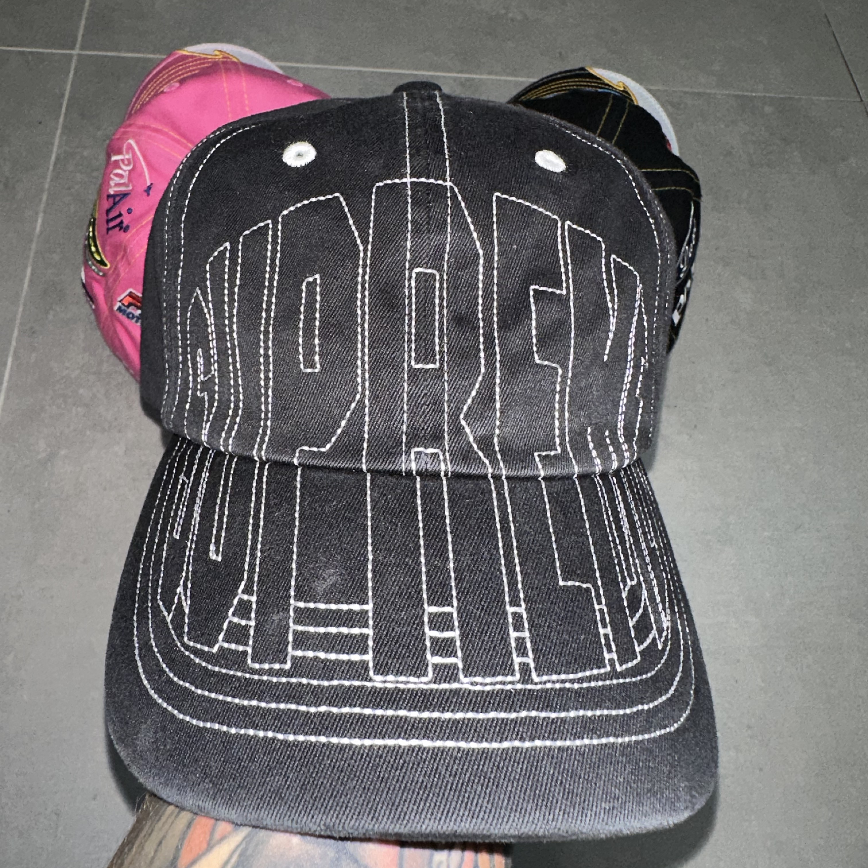 Supreme Visor Stitch 6-Panel Black - 23SS 착용 스타일 - 2