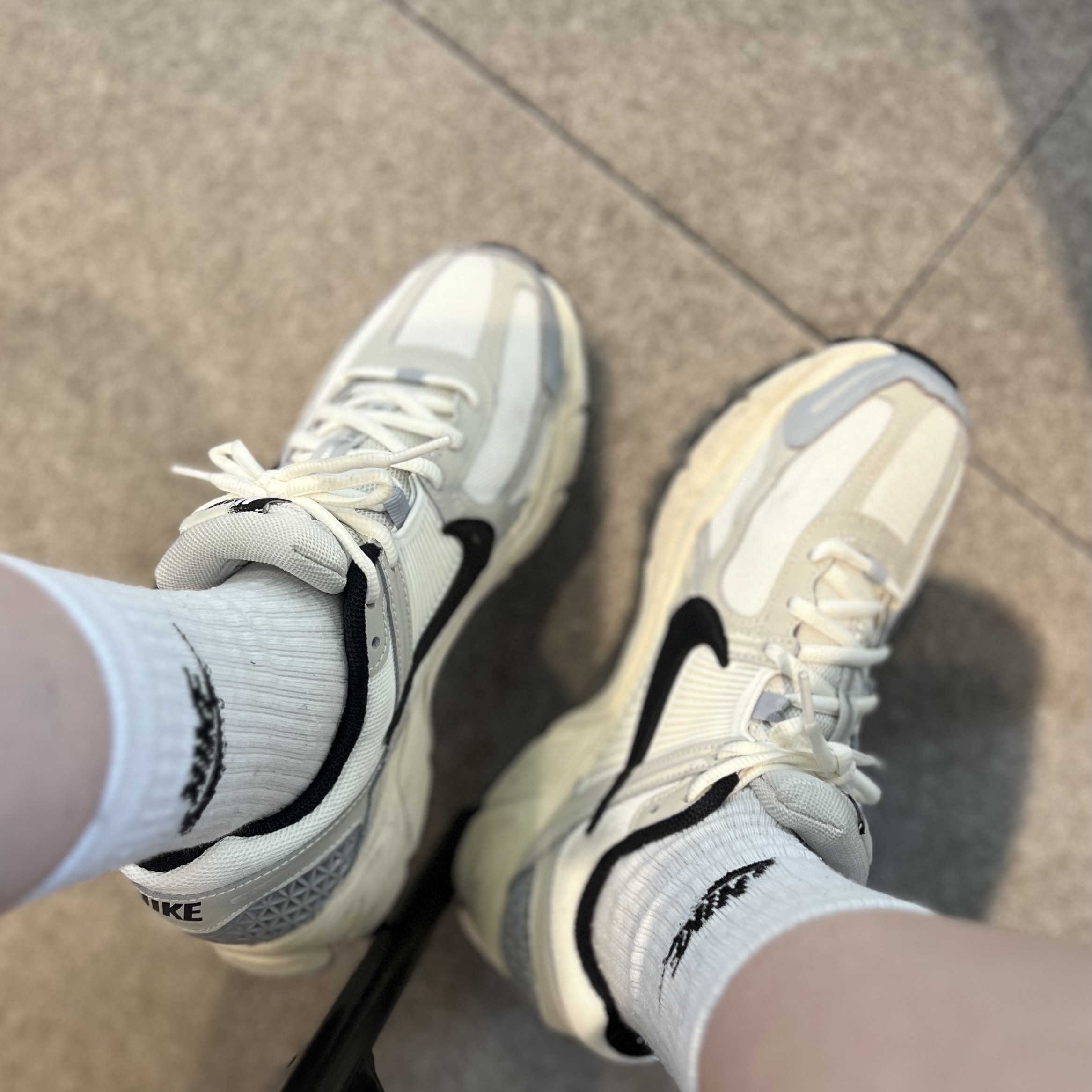 (W) Nike Zoom Vomero 5 Wolf Grey and Black 착용 스타일