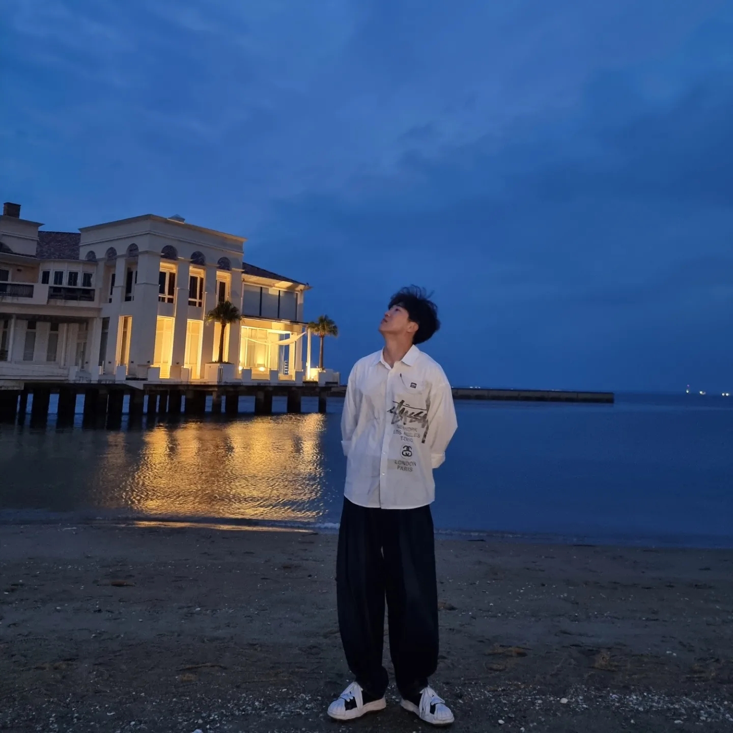 Stussy World Tour Shirt White, Zara x Ader Error Wide Leg Jeans Blue 착용 스타일