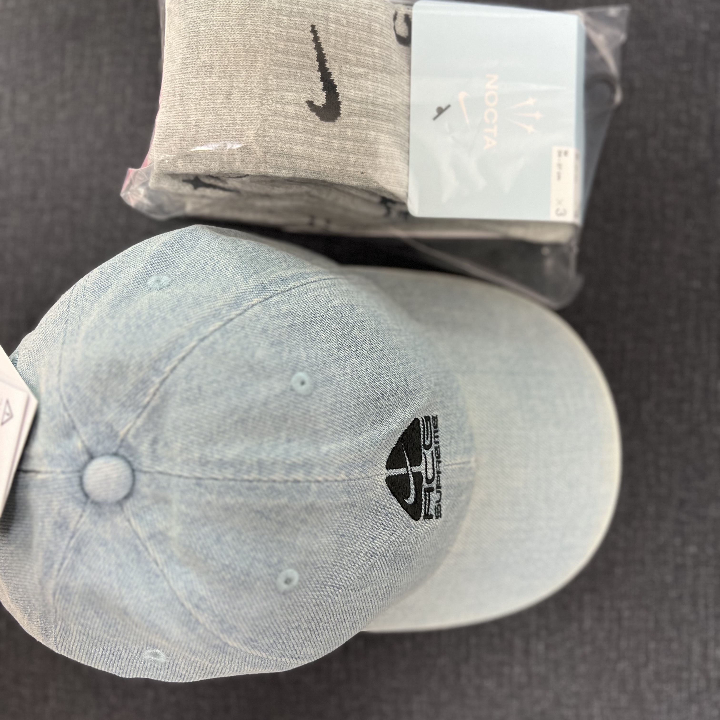 Supreme x Nike ACG Denim 6-Panel Washed Blue - 22FW, Nike x Drake Nocta Crew Socks Multi Color (3 Pack) 착용 스타일 - 1