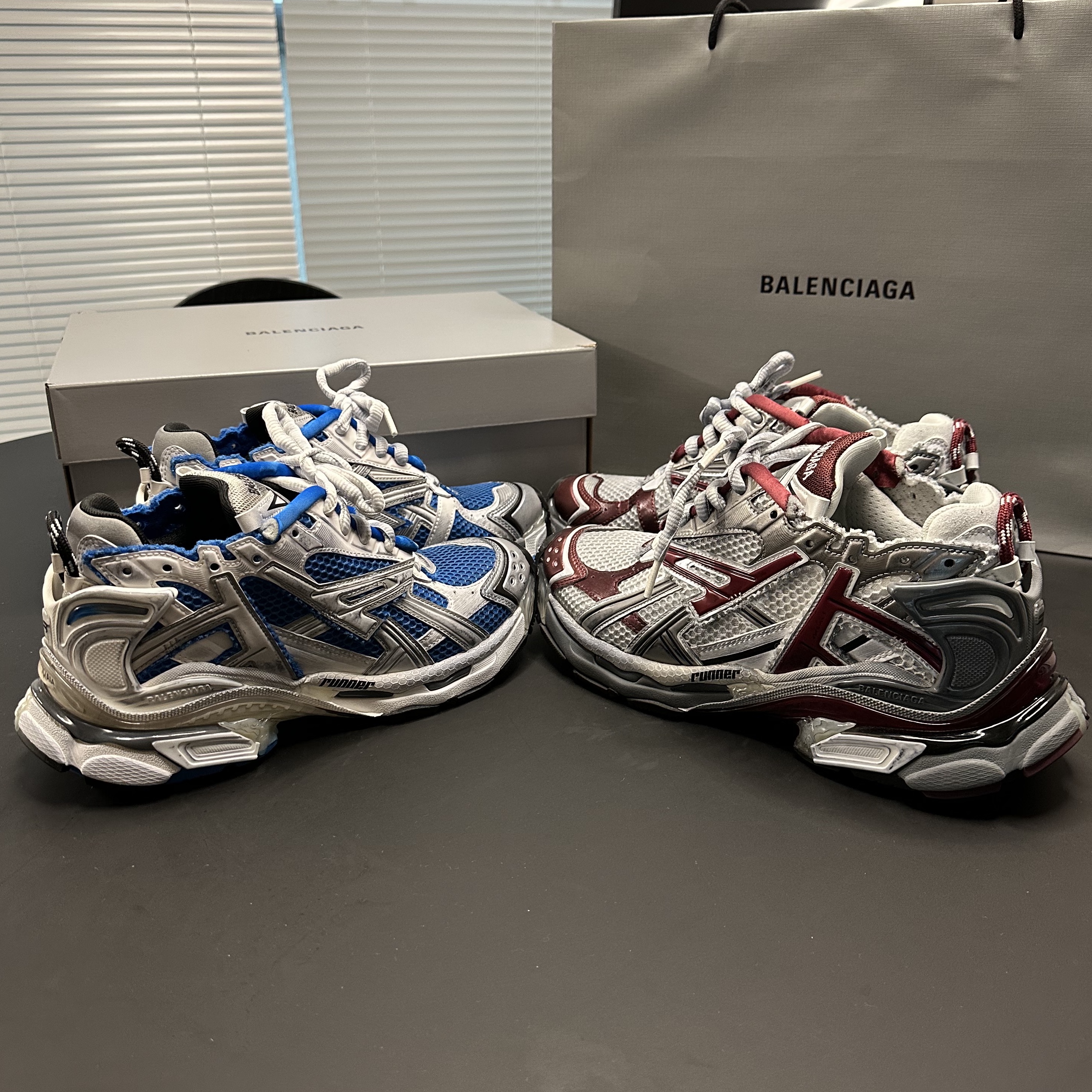 Balenciaga Runner Sneakers Blue White, Balenciaga Runner Sneakers Grey Burgundy 착용 스타일 - 5