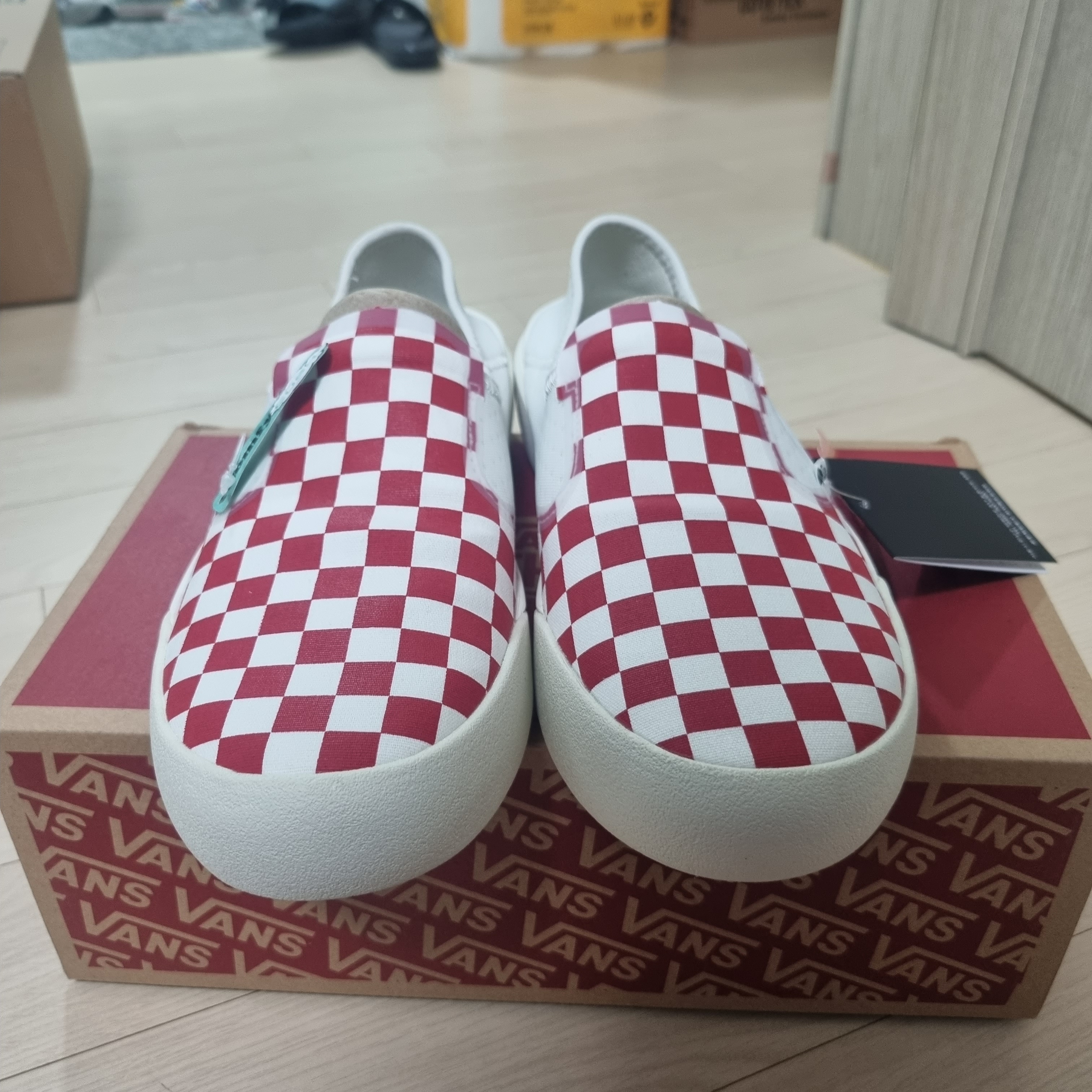 Vans ComfyCush One Checkerboard Racing Red Marshmallow 착용 스타일 - 1