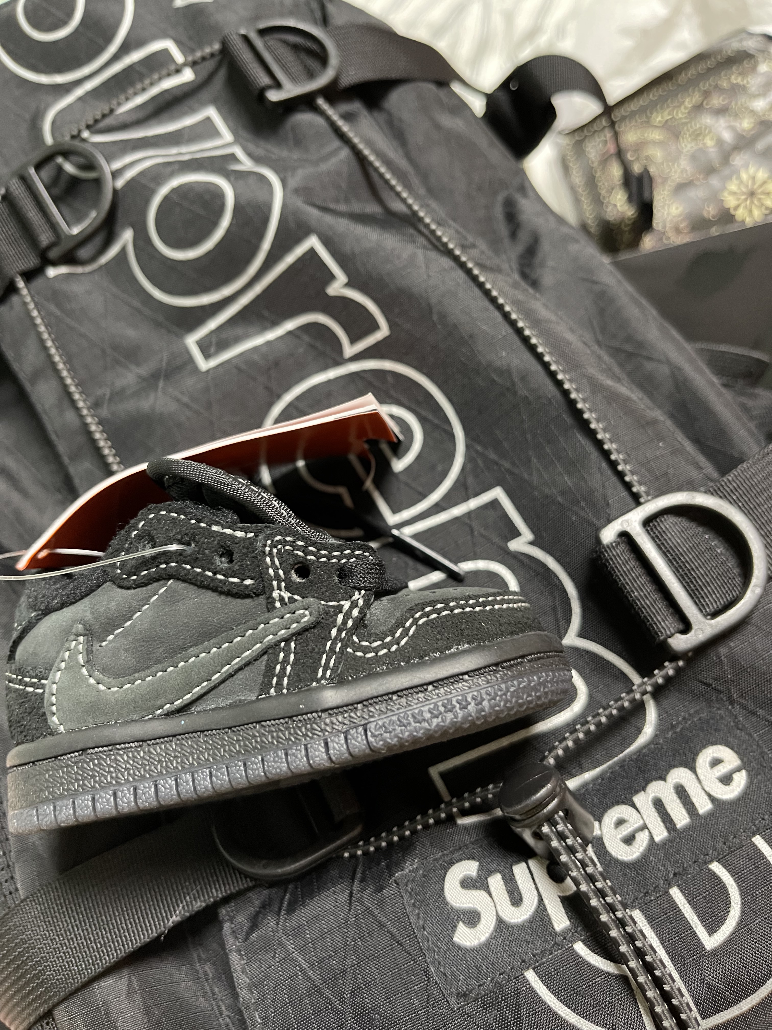 (TD) Jordan 1 x Travis Scott Retro Low OG SP Black Phantom, Supreme Backpack Black - 18FW 착용 스타일