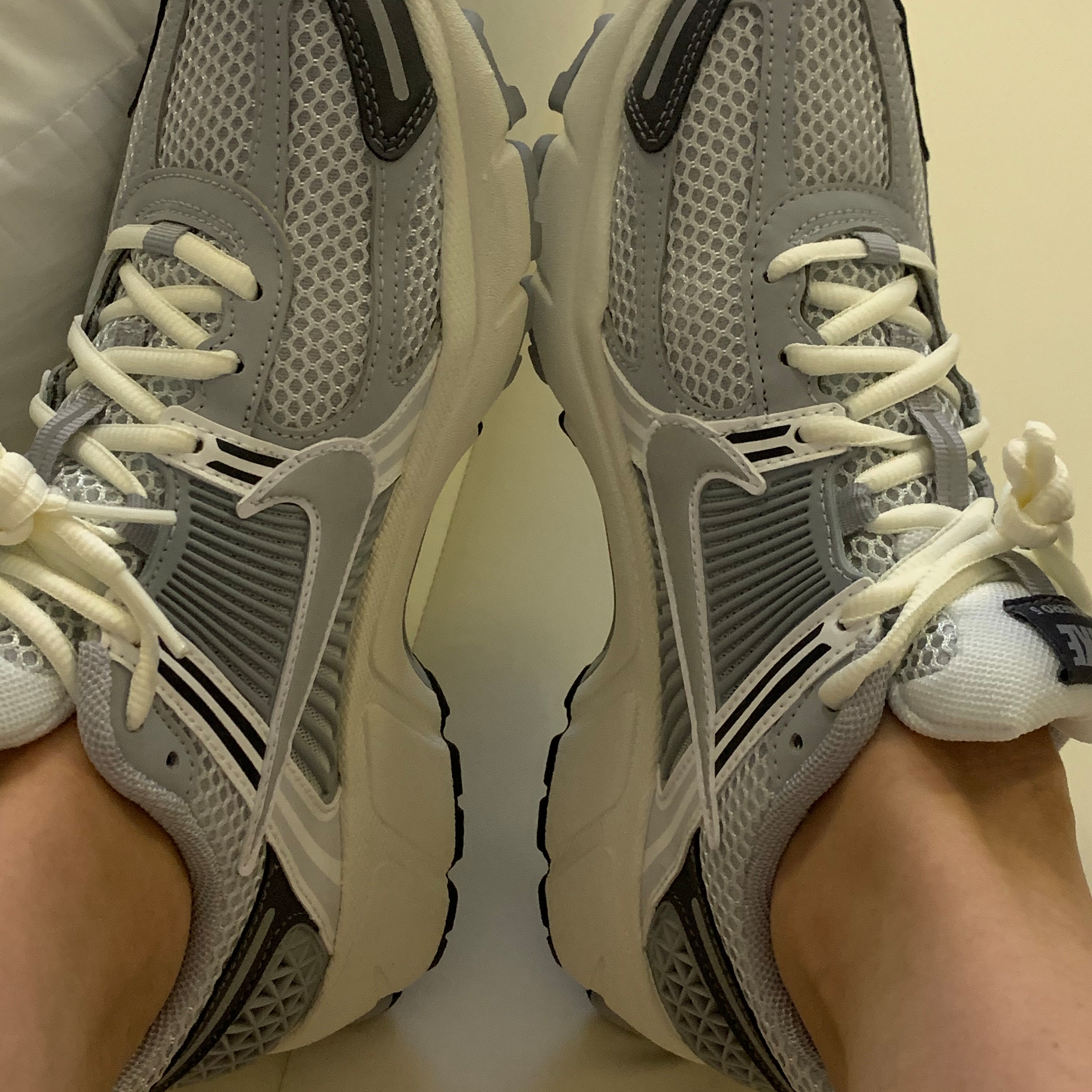 (W) Nike Zoom Vomero 5 Pure Platinum Metallic Silver 착용 스타일