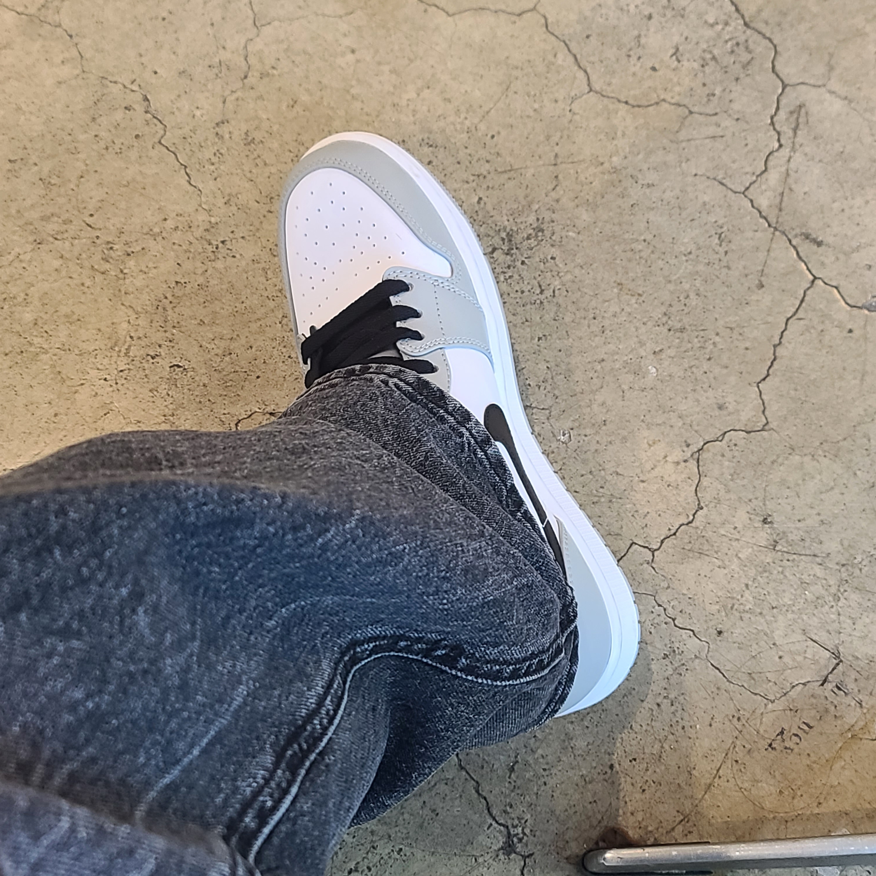 Jordan 1 Mid Light Smoke Grey 착용 스타일