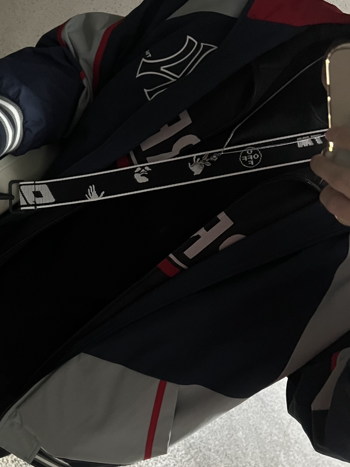 Supreme x New York Yankees Track Jacket Navy - 21FW, Supreme World Famous Jacquard Track Jacket Black - 22FW 착용 스타일