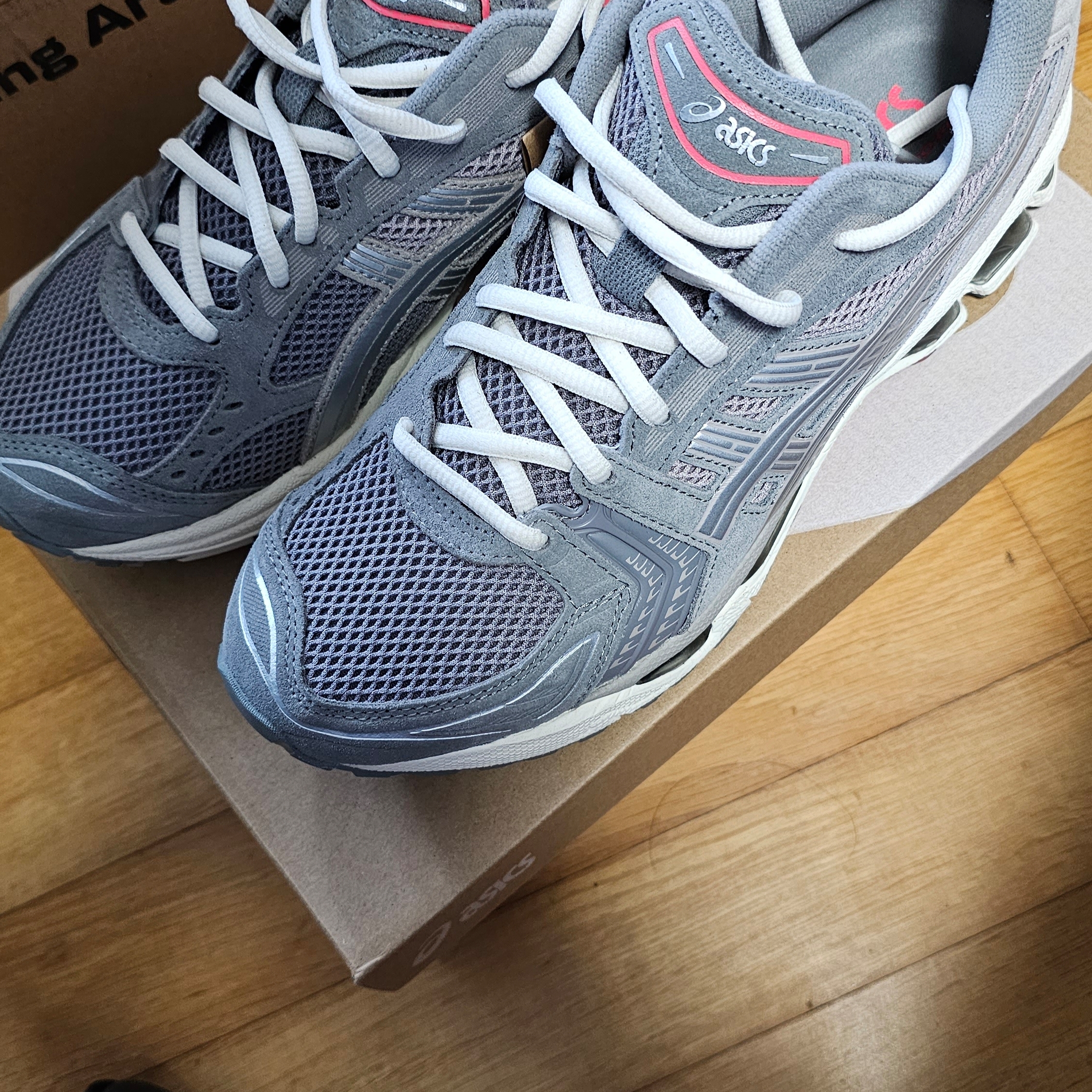 Asics Gel-Kayano 14 Clay Grey Pure Silver 착용 스타일