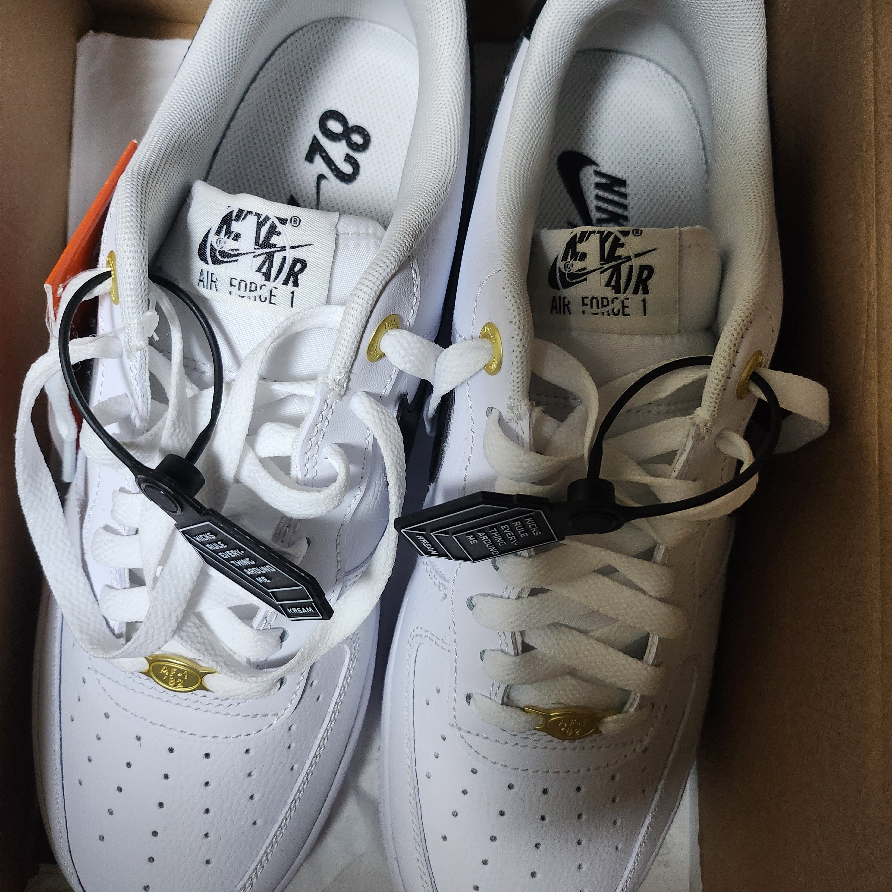 Nike Air Force 1 '07 LV8 40th Anniversary Join Forces White Black 착용 스타일 - 1