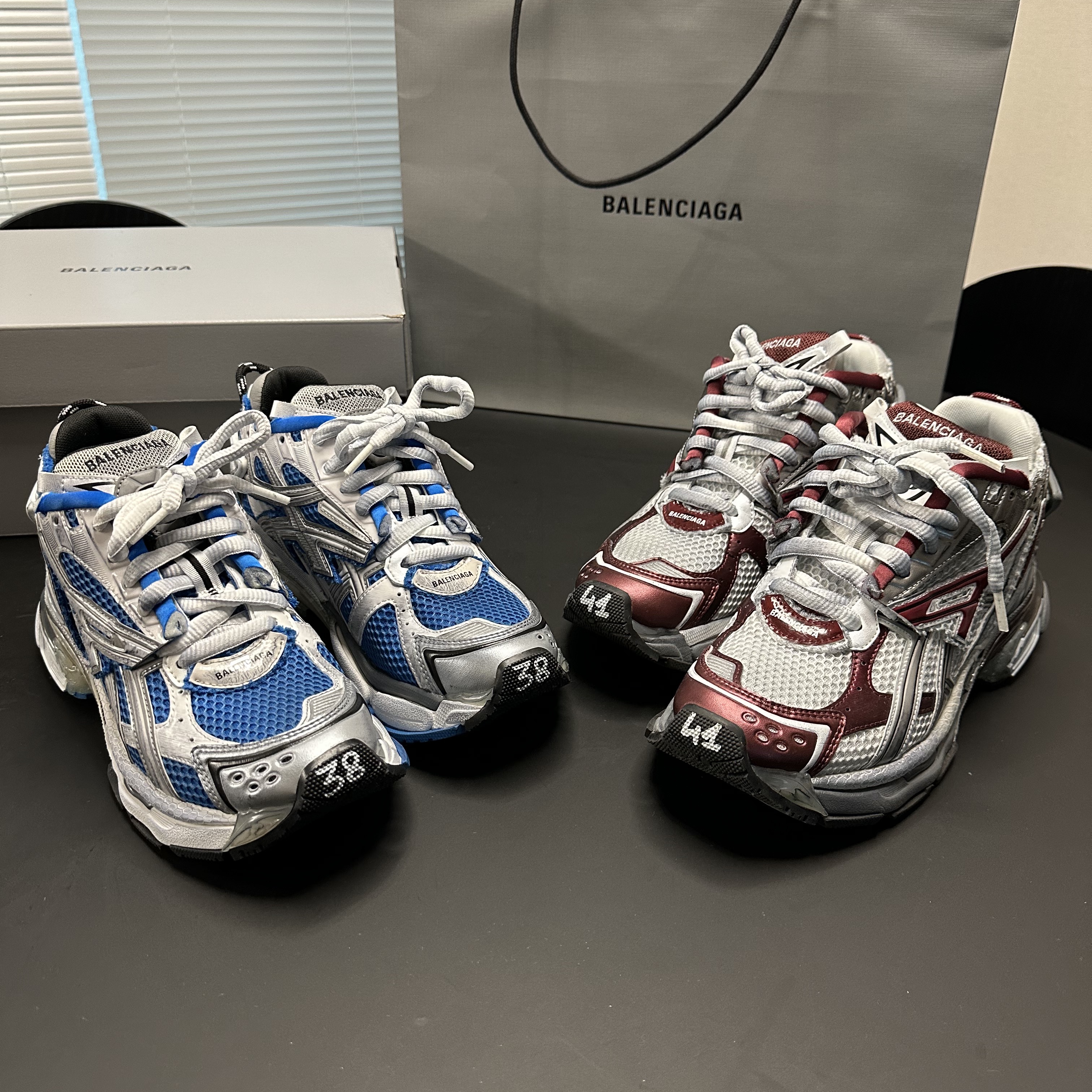 Balenciaga Runner Sneakers Blue White, Balenciaga Runner Sneakers Grey Burgundy 착용 스타일 - 4