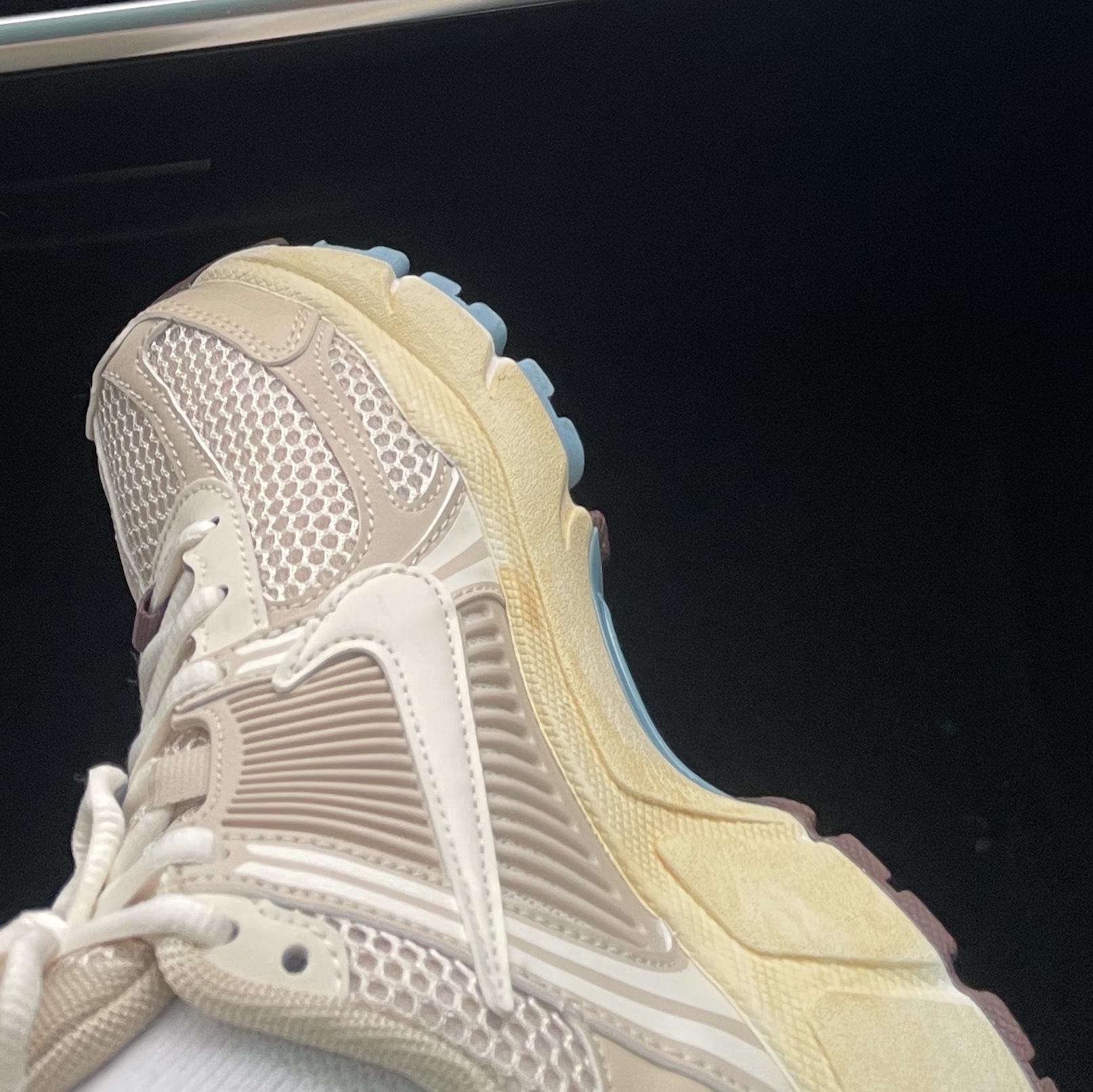 (W) Nike Zoom Vomero 5 Oatmeal 착용 스타일