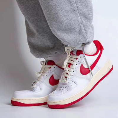 Nike Air Force 1 '07 LV8 Varsity White Gym Red 착용 스타일