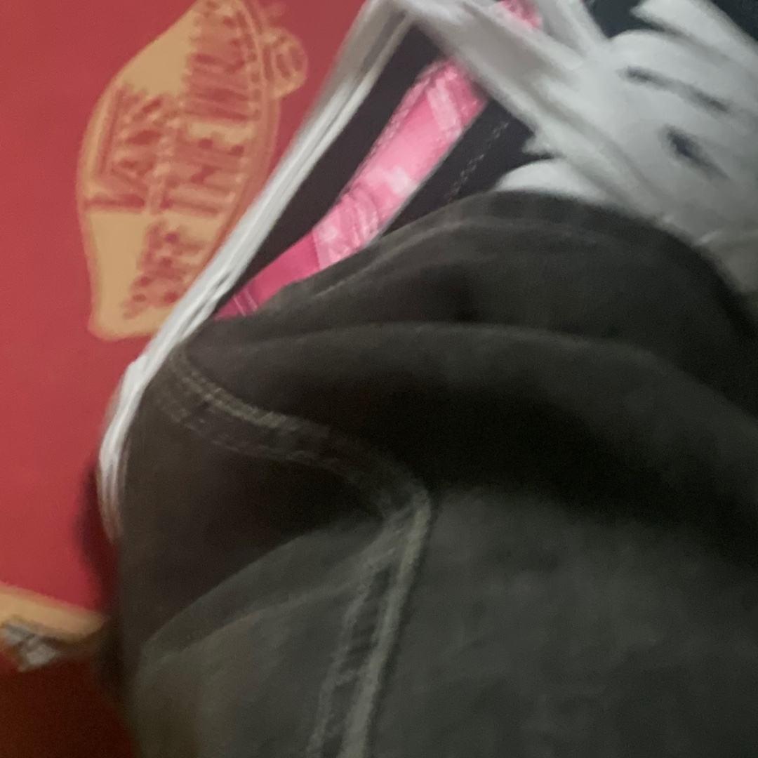 반스 x 피치스 뉴스쿨 블랙 핑크 착용 스타일