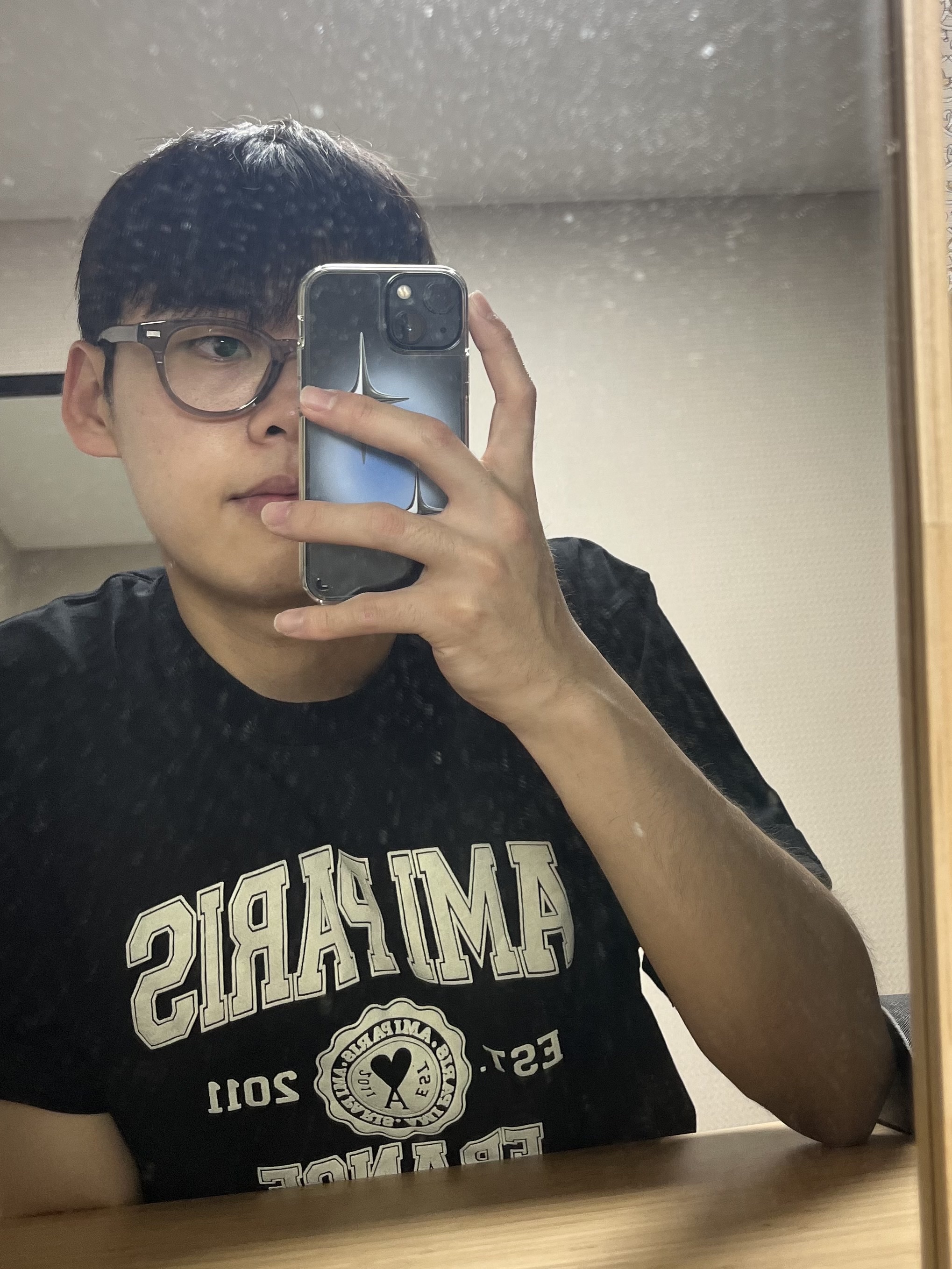 AMI Paris France T-Shirt Black 착용 스타일 - 1