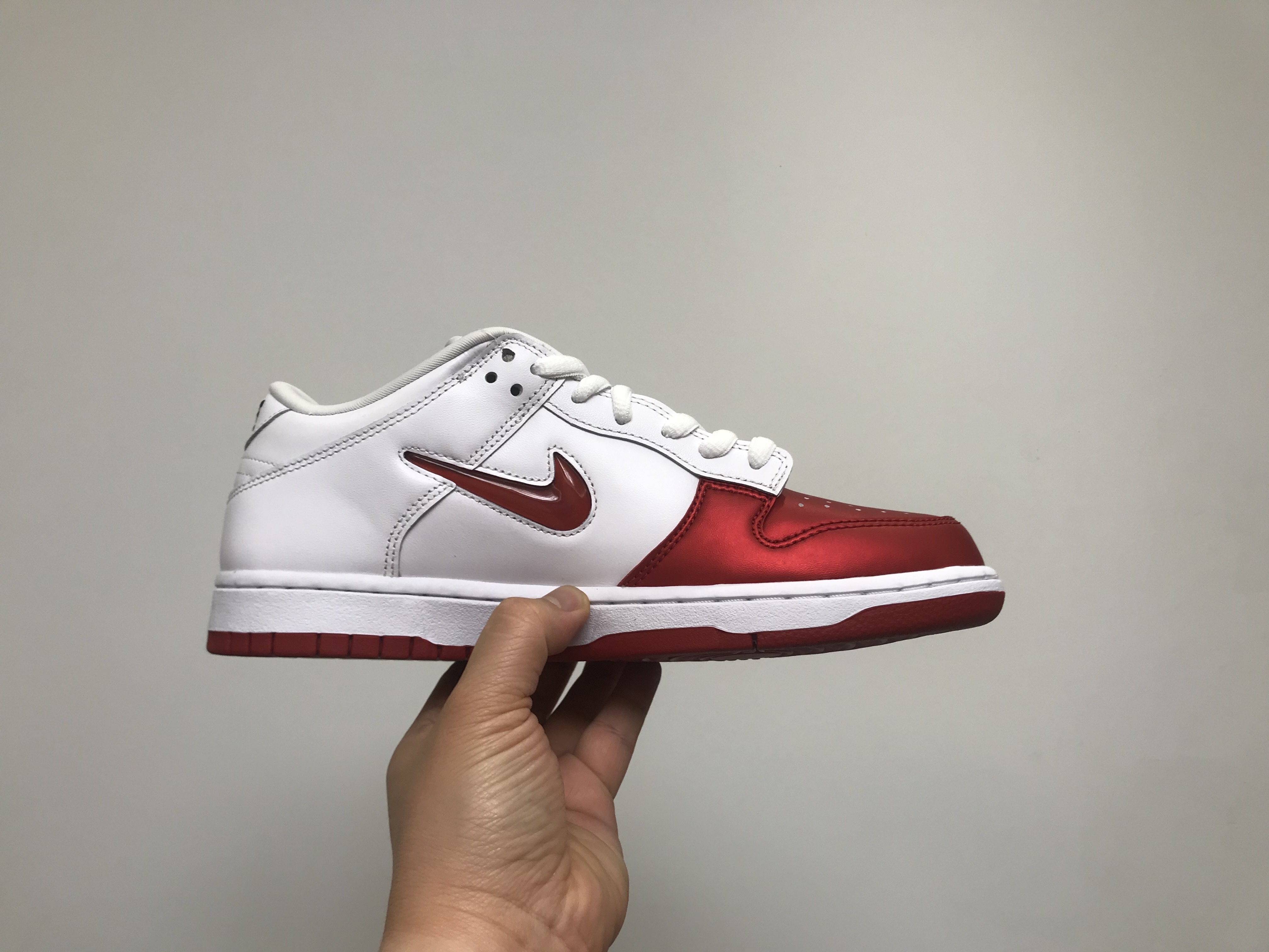 Nike x Supreme SB Dunk Low Jewel Swoosh Red 착용 스타일 - 5