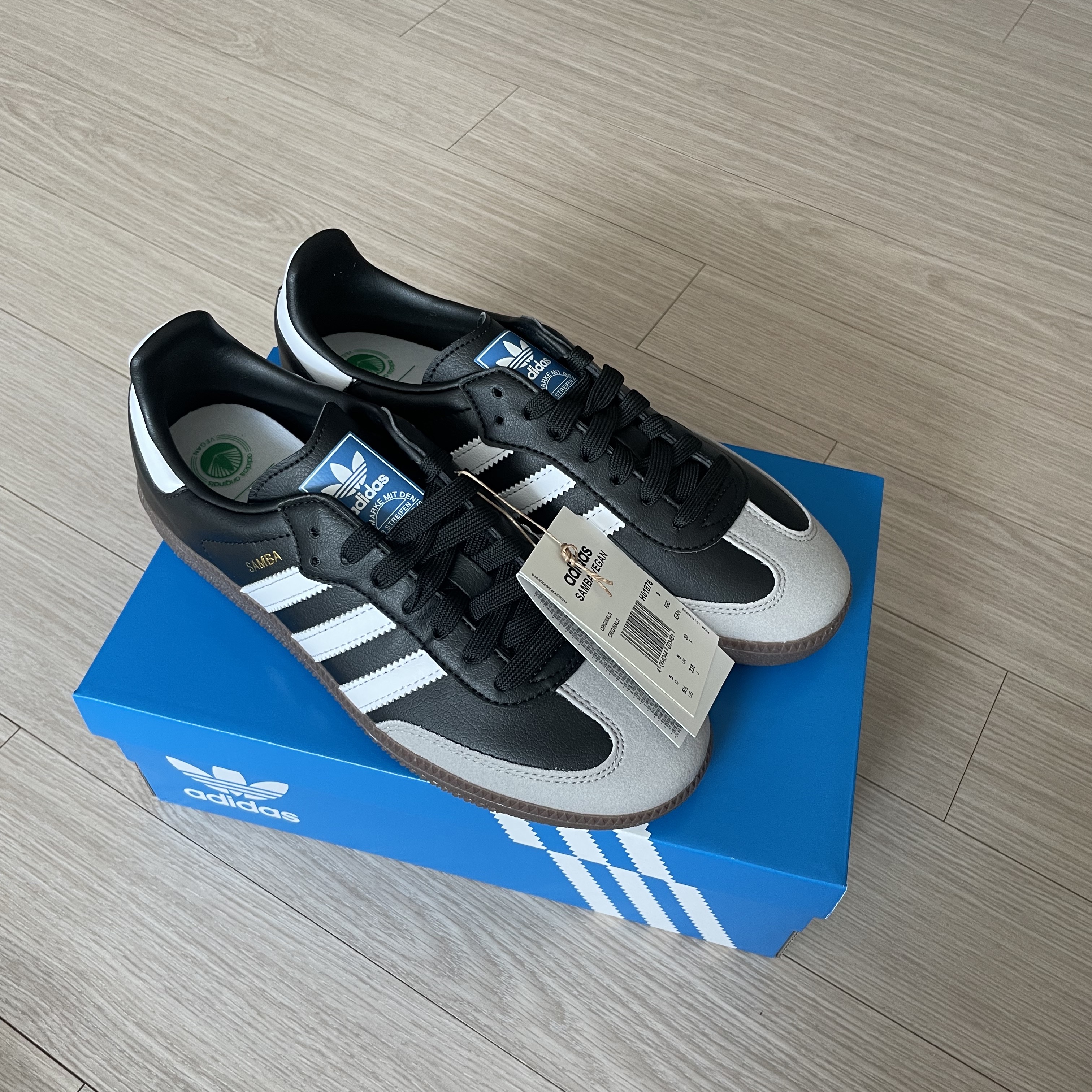 Adidas Samba Vegan Black White 착용 스타일 - 2