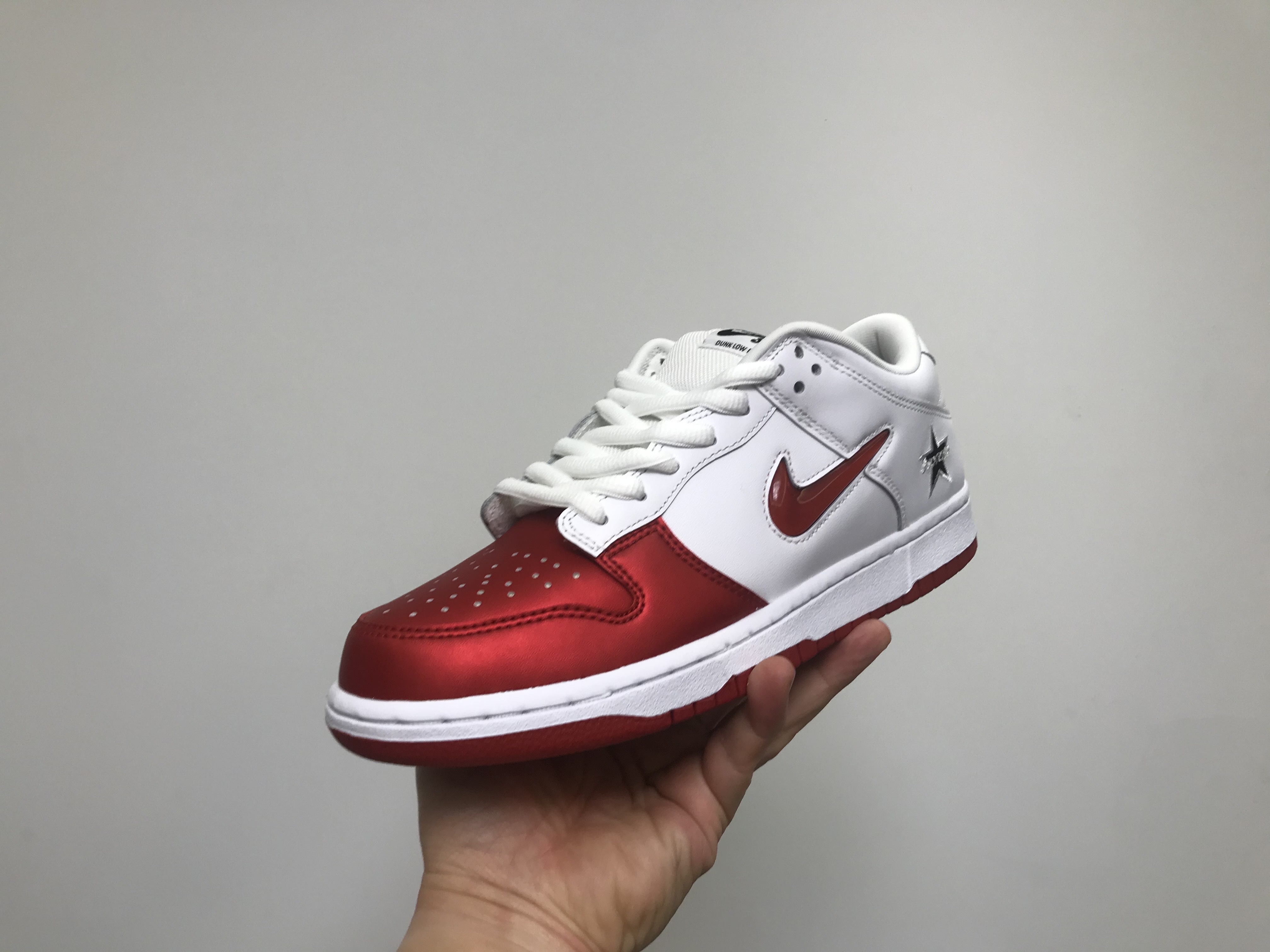 Nike x Supreme SB Dunk Low Jewel Swoosh Red 착용 스타일 - 2