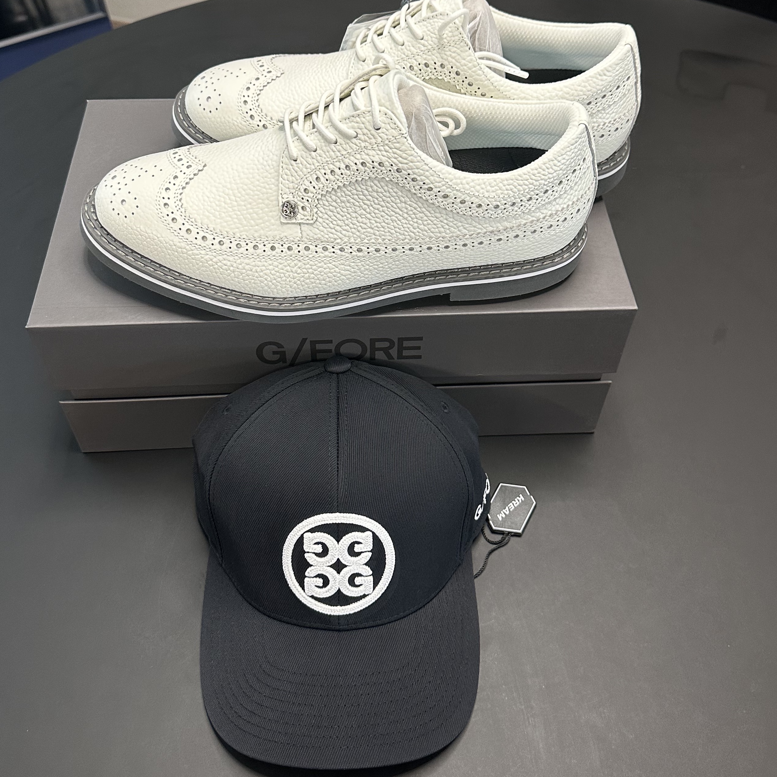 G/Fore Longwing Gallivanter Snow Charcoal, G/Fore Circle G’s Stretch Twill Snapback Hat Onyx 착용 스타일 - 4