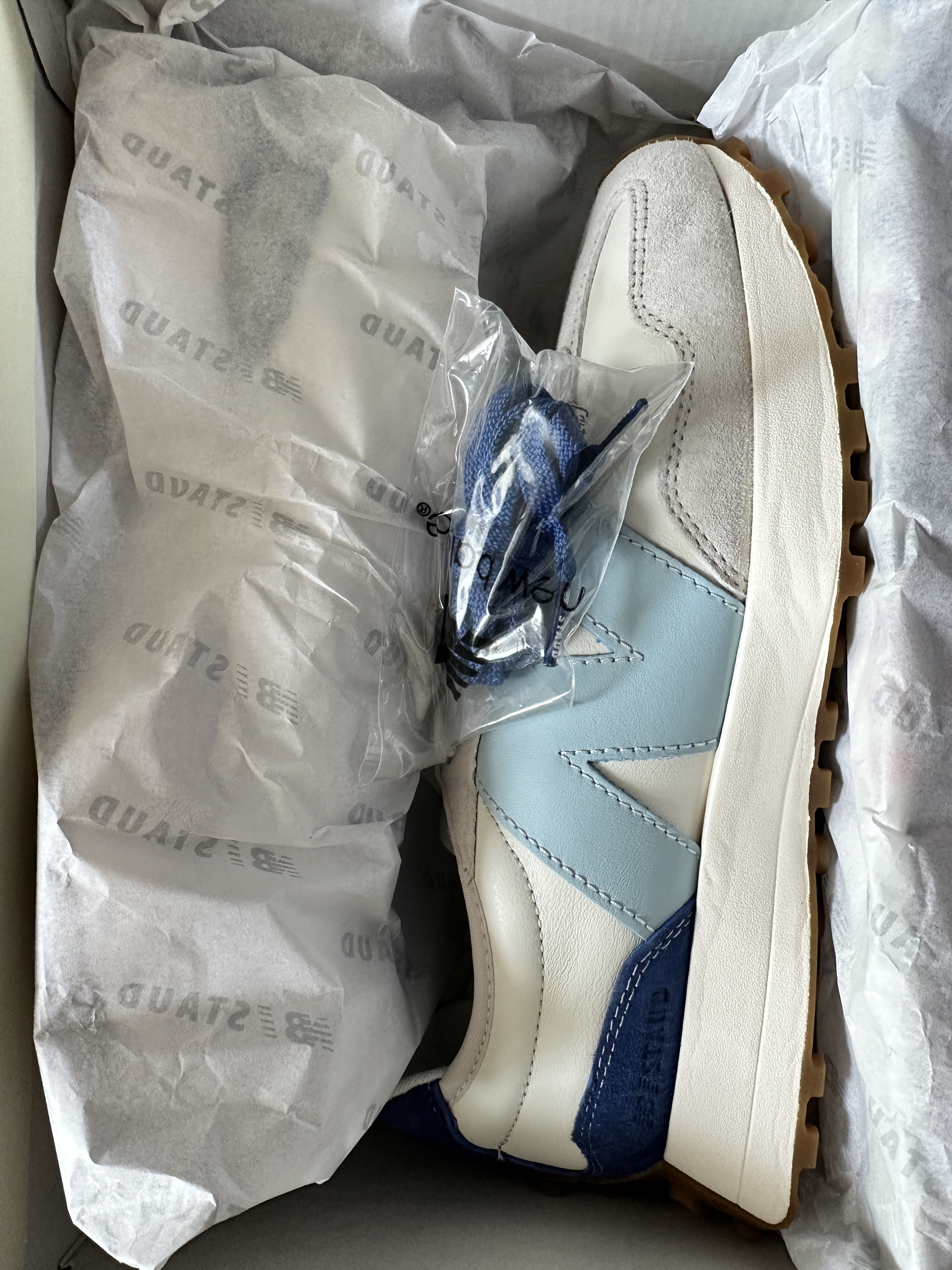 New Balance x Staud 327 Sea Salt Atlantic 착용 스타일 - 3
