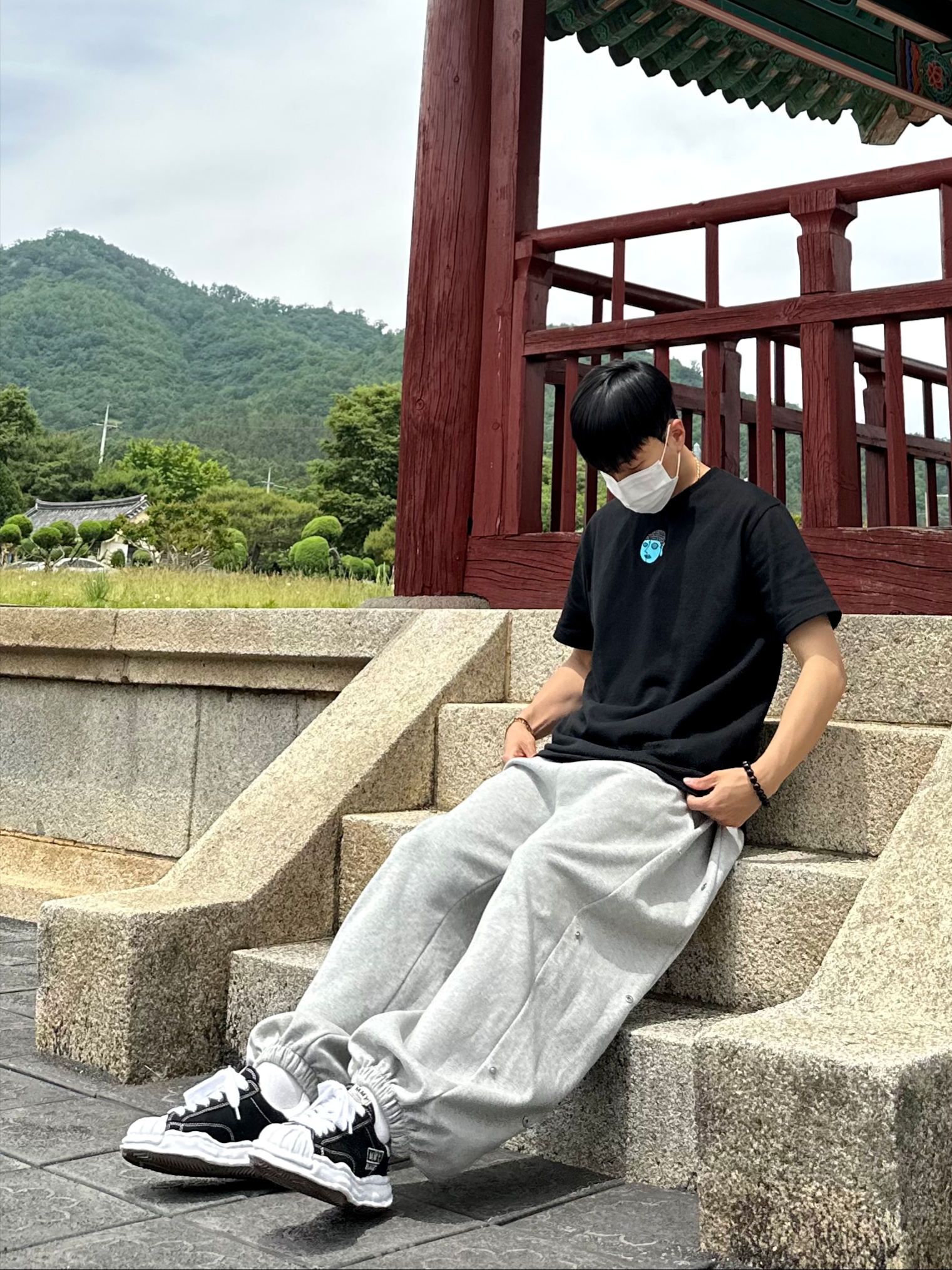 메종 미하라 야스히로 블레이키 OG 솔 캔버스 로우탑 스니커즈 블랙 화이트 착용 스타일 - 2
