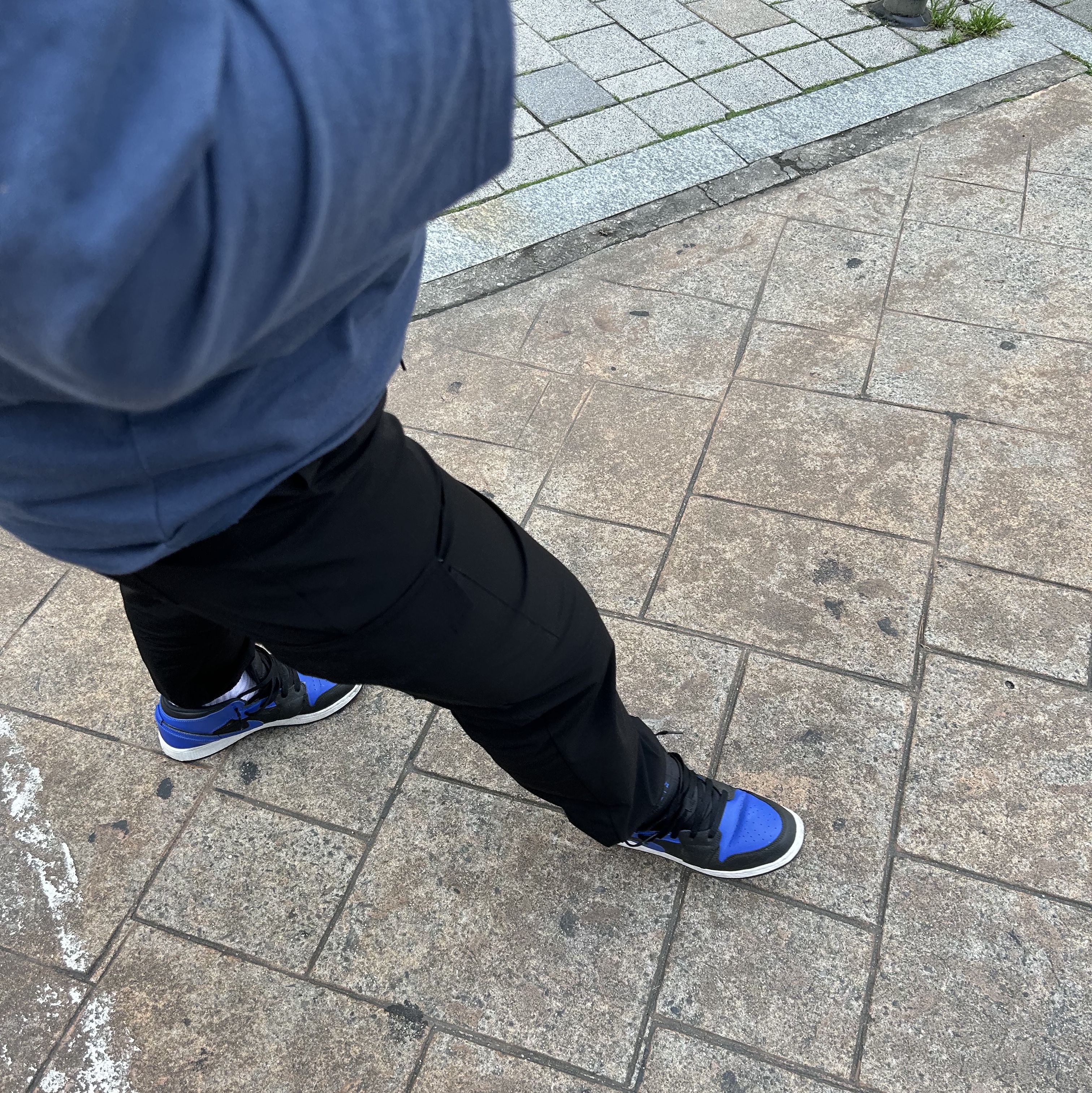 Jordan 1 Mid Black Hyper Royal 착용 스타일