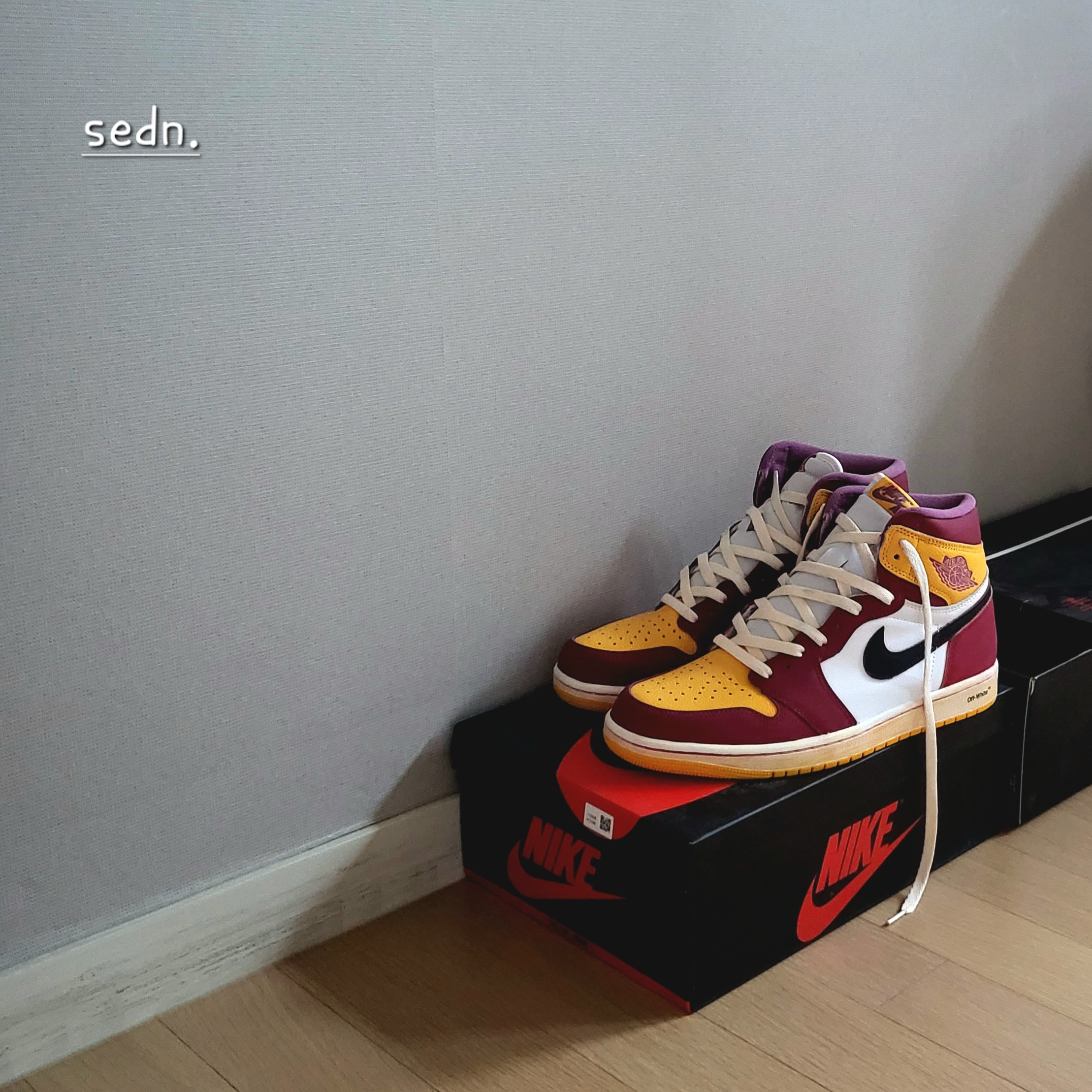 Jordan 1 Retro High OG University Gold Light Bordeaux 착용 스타일