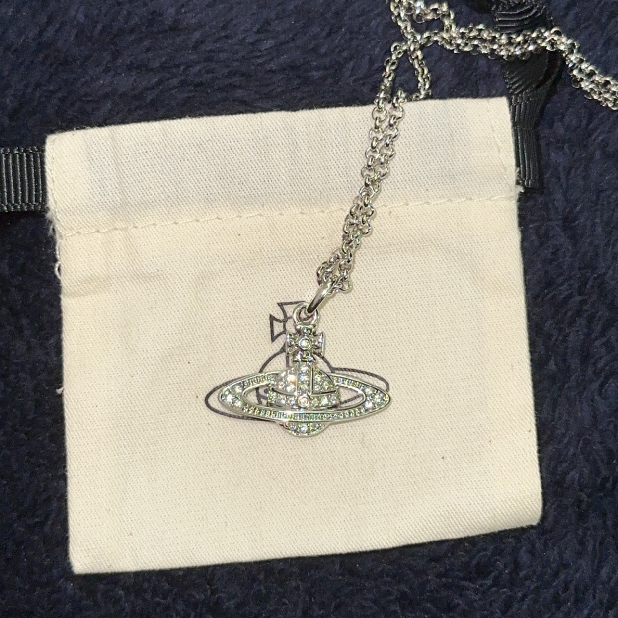 Vivienne Westwood Mini Bas Relief Pendant Silver 착용 스타일