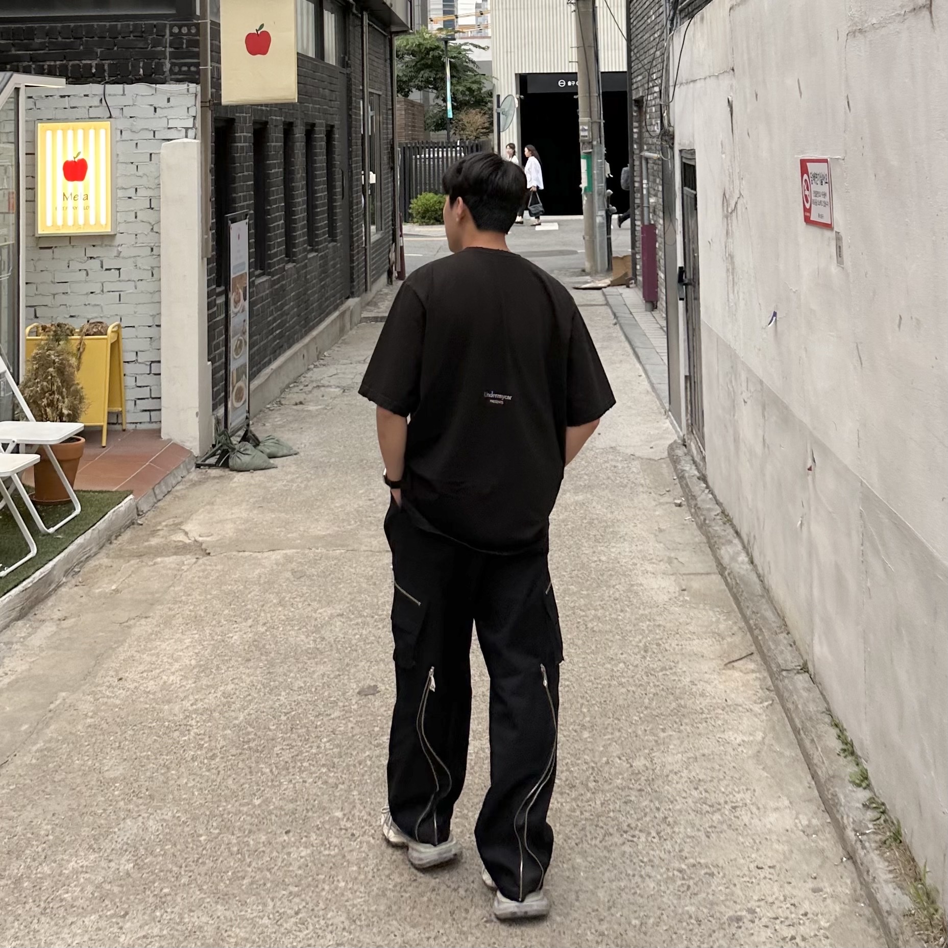 Balenciaga 3XL Sneakers Light Beige, Undermycar EN HUIT Graphic T-Shirt Black - 23SS 착용 스타일 - 2