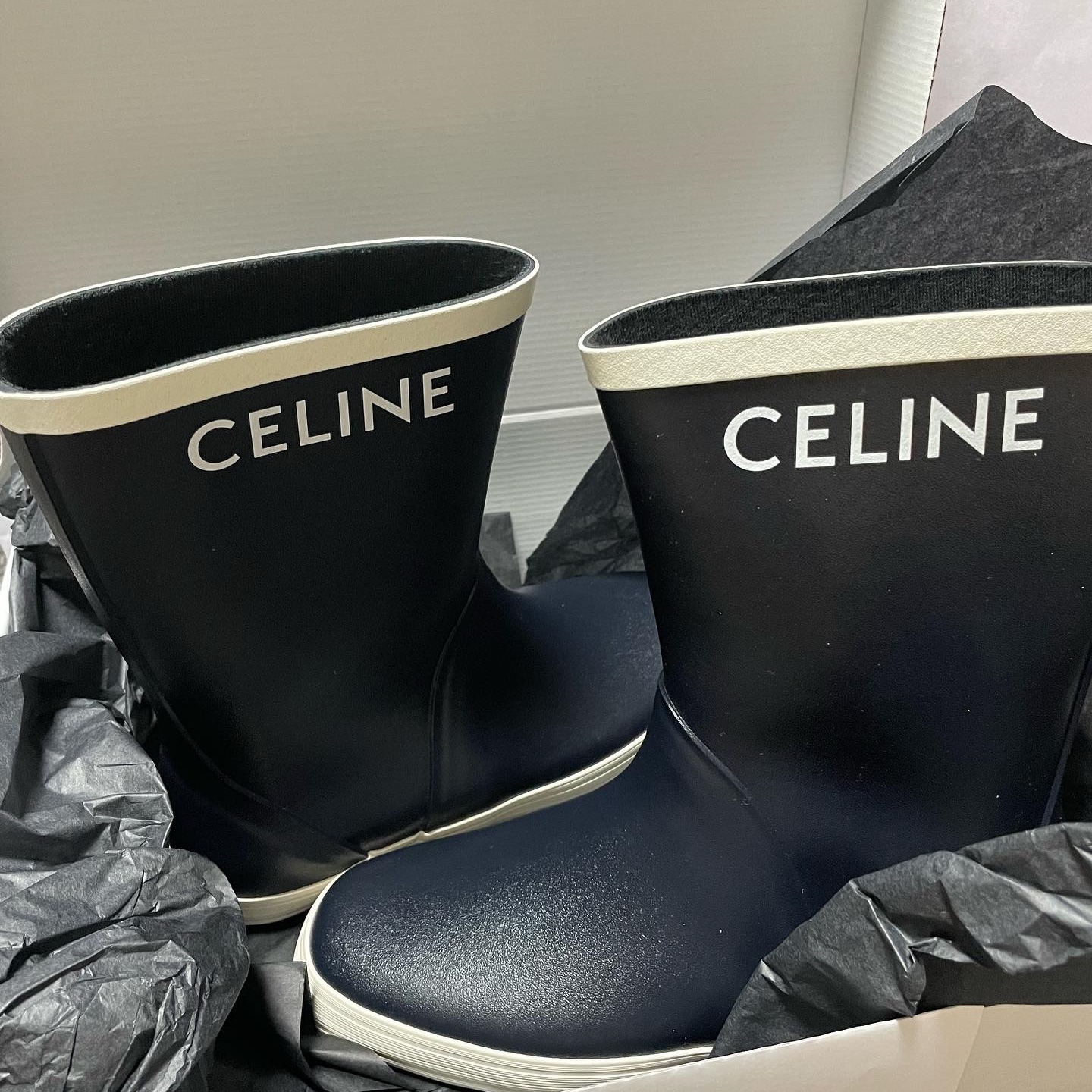 (W) Celine Flat Half Boot Les Bottles De Pont Celine in Natural Rubber Navy 착용 스타일