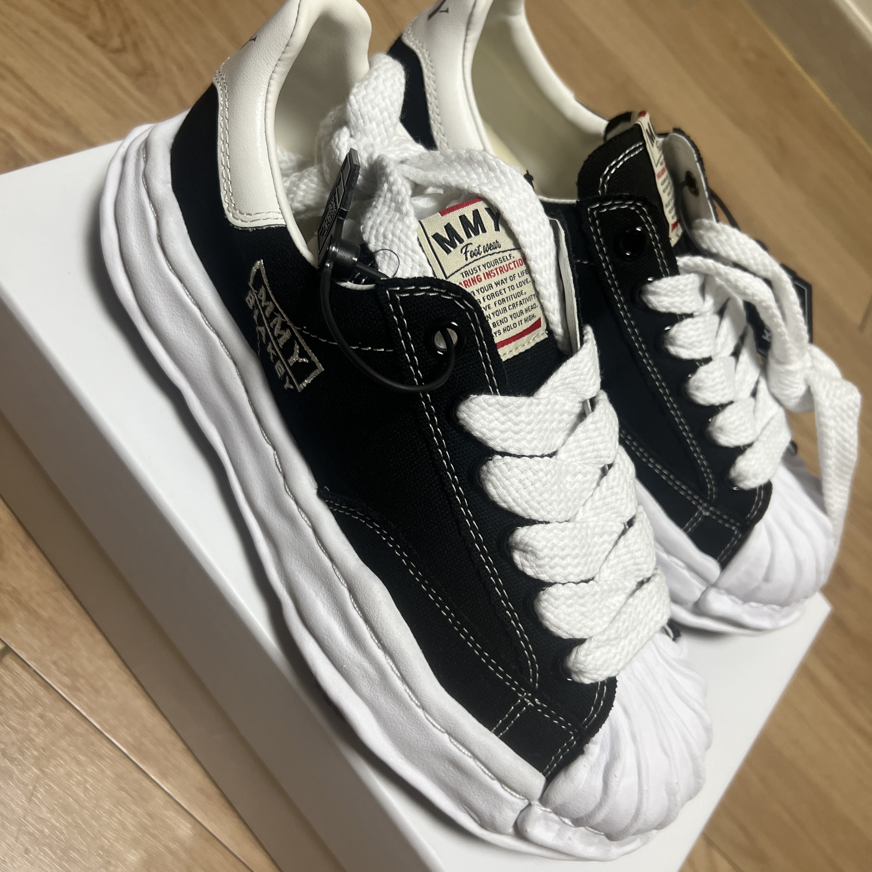 Maison Mihara Yasuhiro Blakey OG Sole Canvas Low-top Sneakers Black White 착용 스타일 - 1