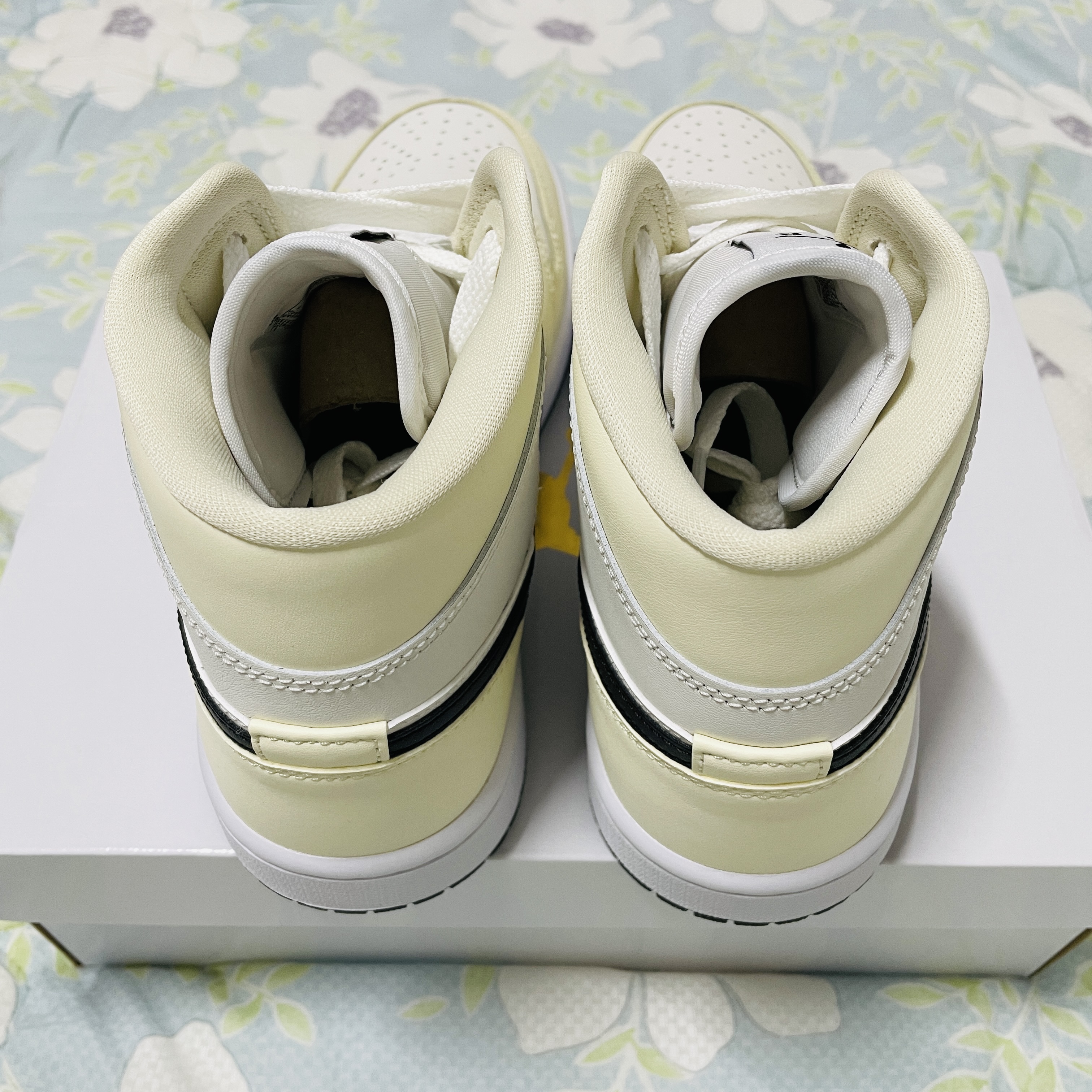 (W) Jordan 1 Mid Coconut Milk 착용 스타일 - 5