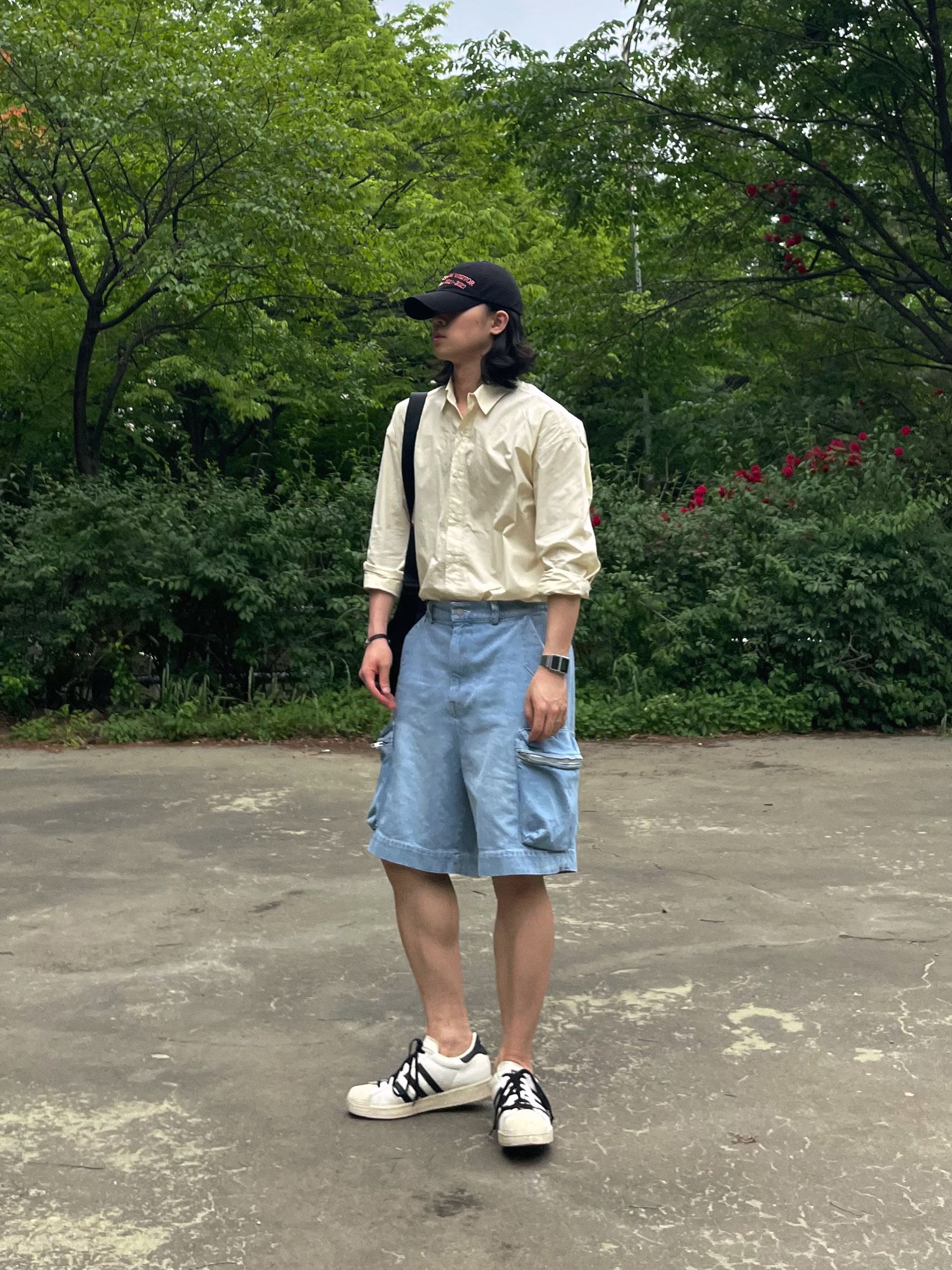아디다스 x 앙드레 사라이바 슈퍼스타 크림 화이트 코어 블랙, 더뮤지엄비지터 스프레이드 볼캡 블랙 착용 스타일 - 1