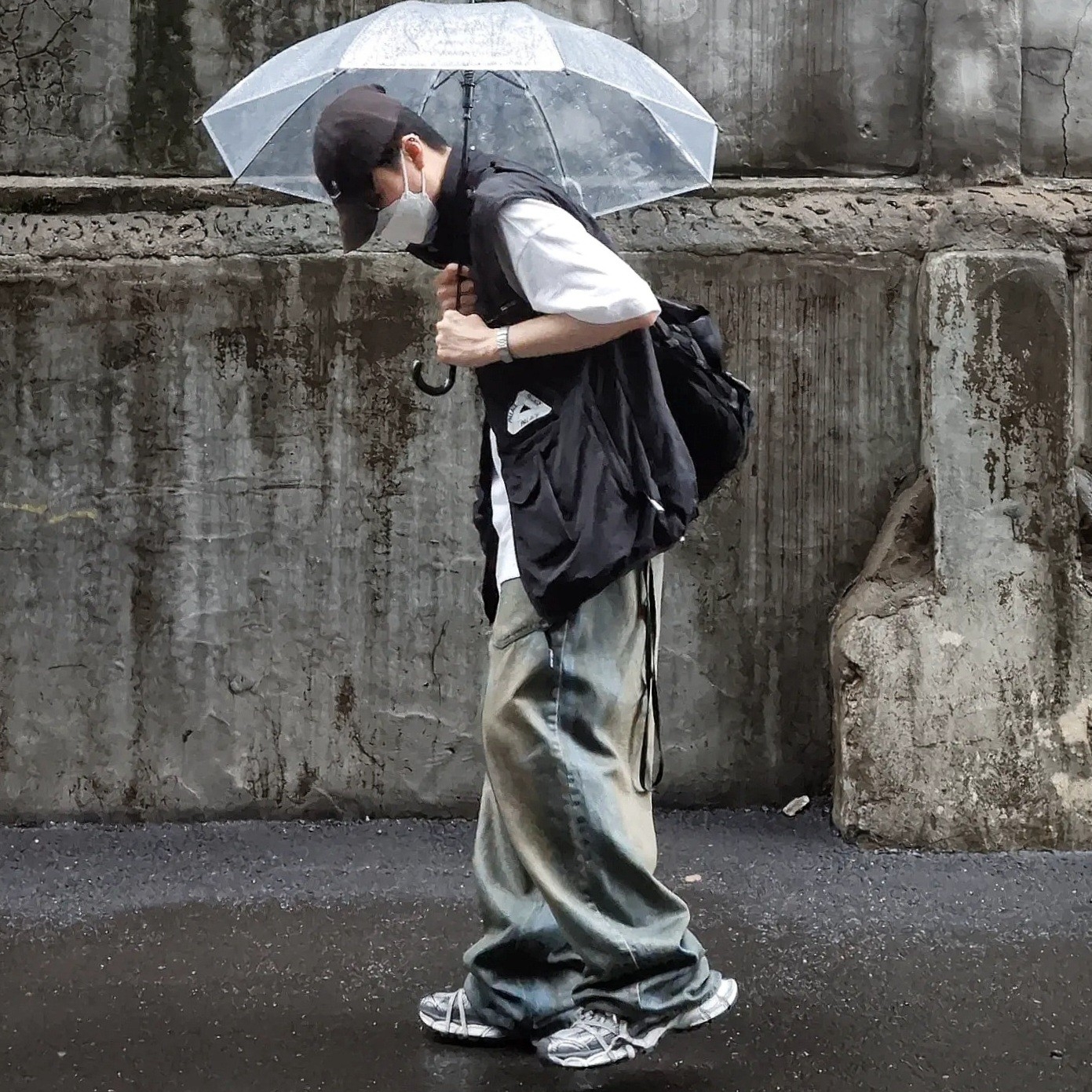 Balenciaga 3XL Sneakers Grey White Red, Project G/R Coated Backward Denim Pants Blue 착용 스타일