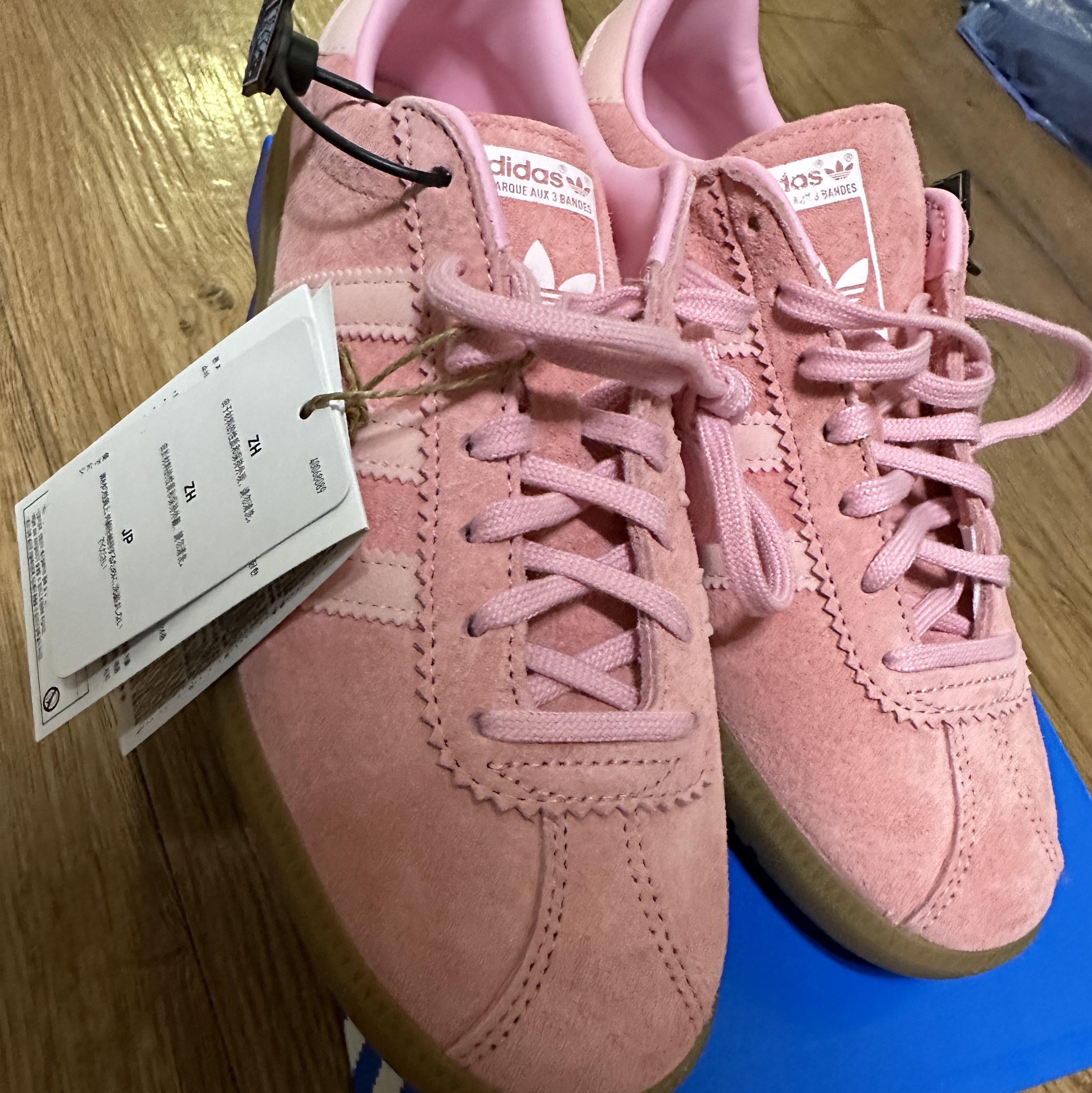 Adidas Bermuda Glow Pink 착용 스타일