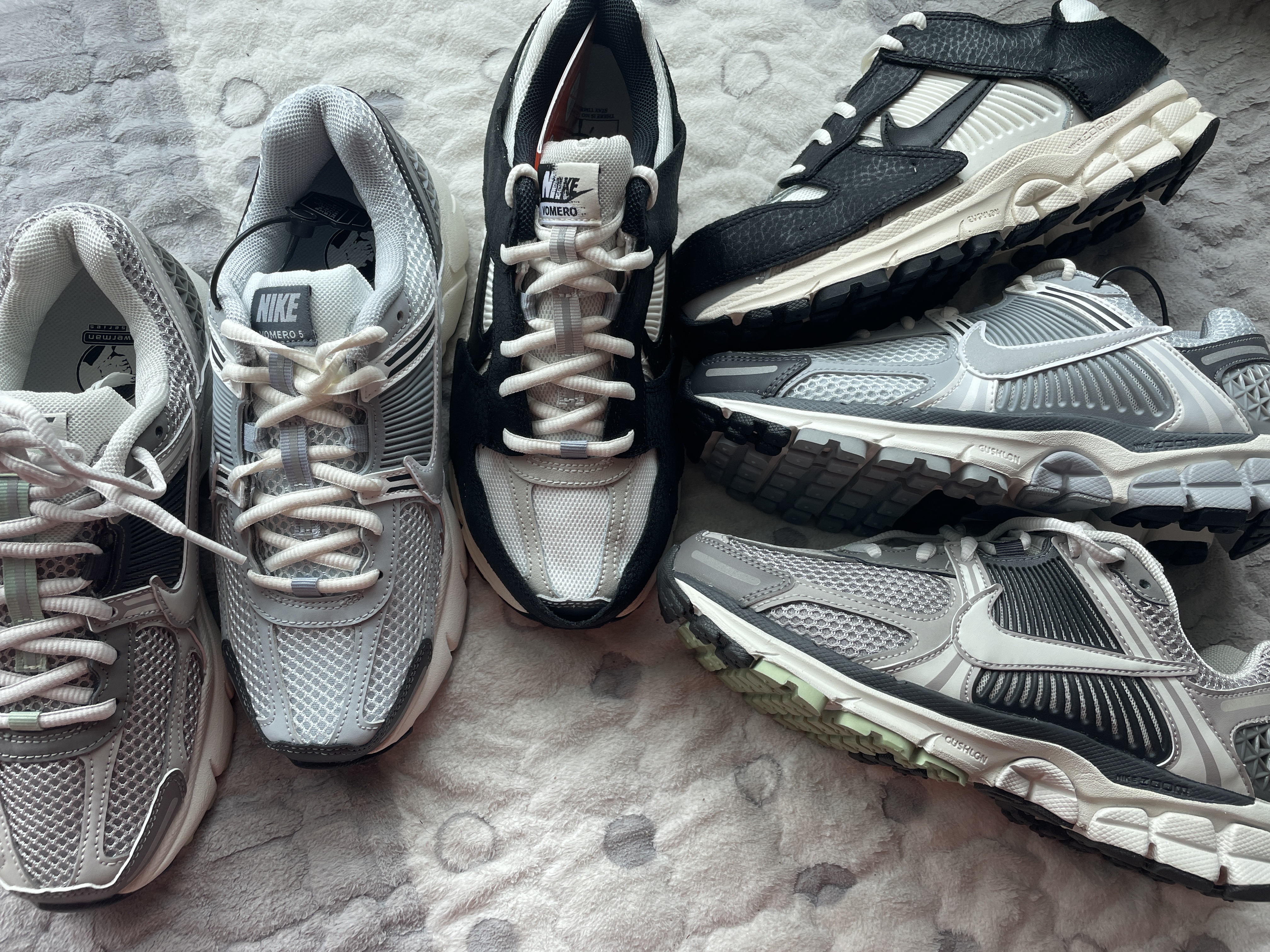 (W) Nike Zoom Vomero 5 Cobblestone and Flat Pewter, (W) Nike Zoom Vomero 5 Pure Platinum Metallic Silver 착용 스타일