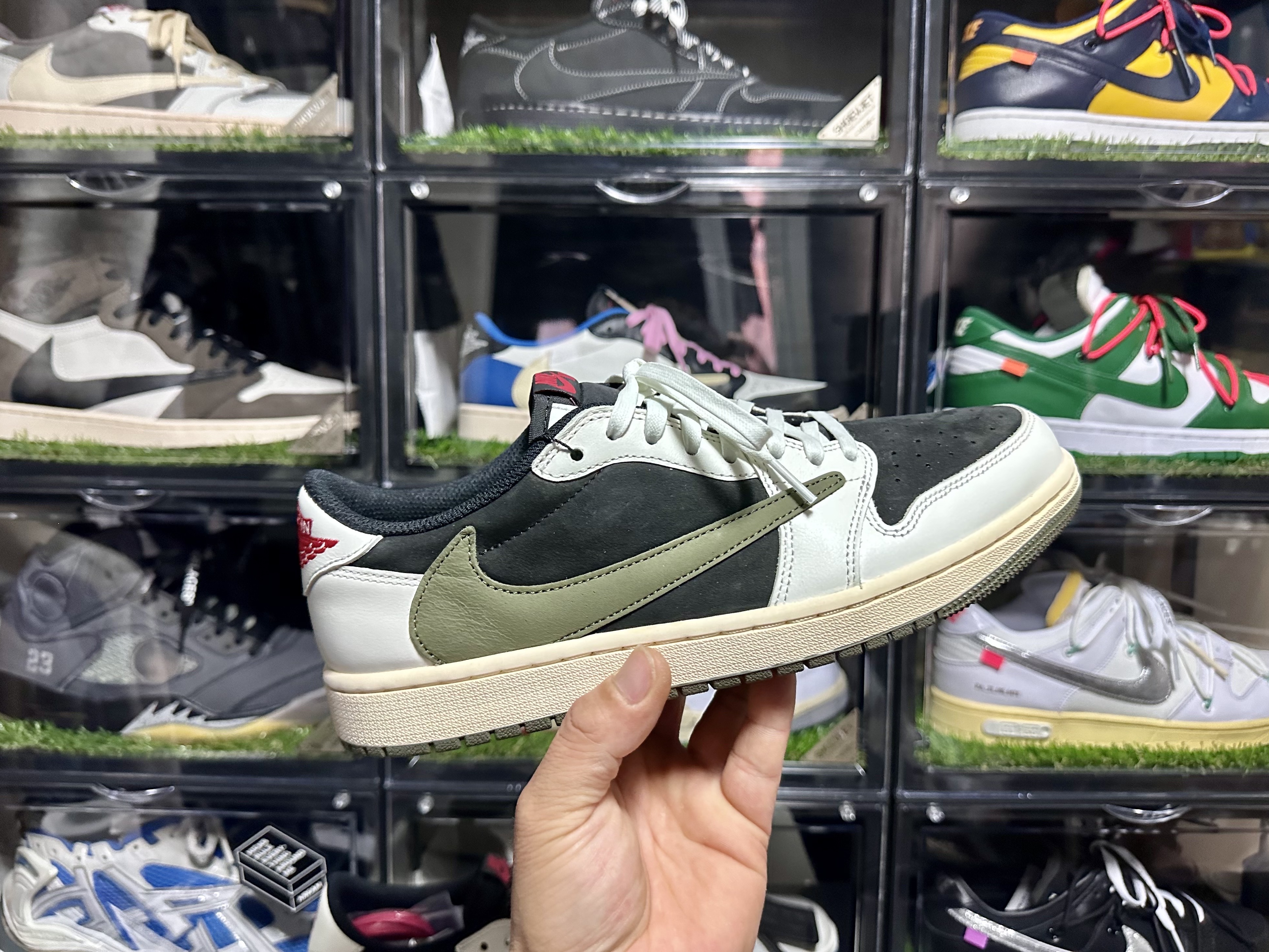 (W) Jordan 1 x Travis Scott Retro Low OG SP Medium Olive, Jordan 1 x Travis Scott Retro Low OG SP Sail and Ridgerock 착용 스타일 - 1