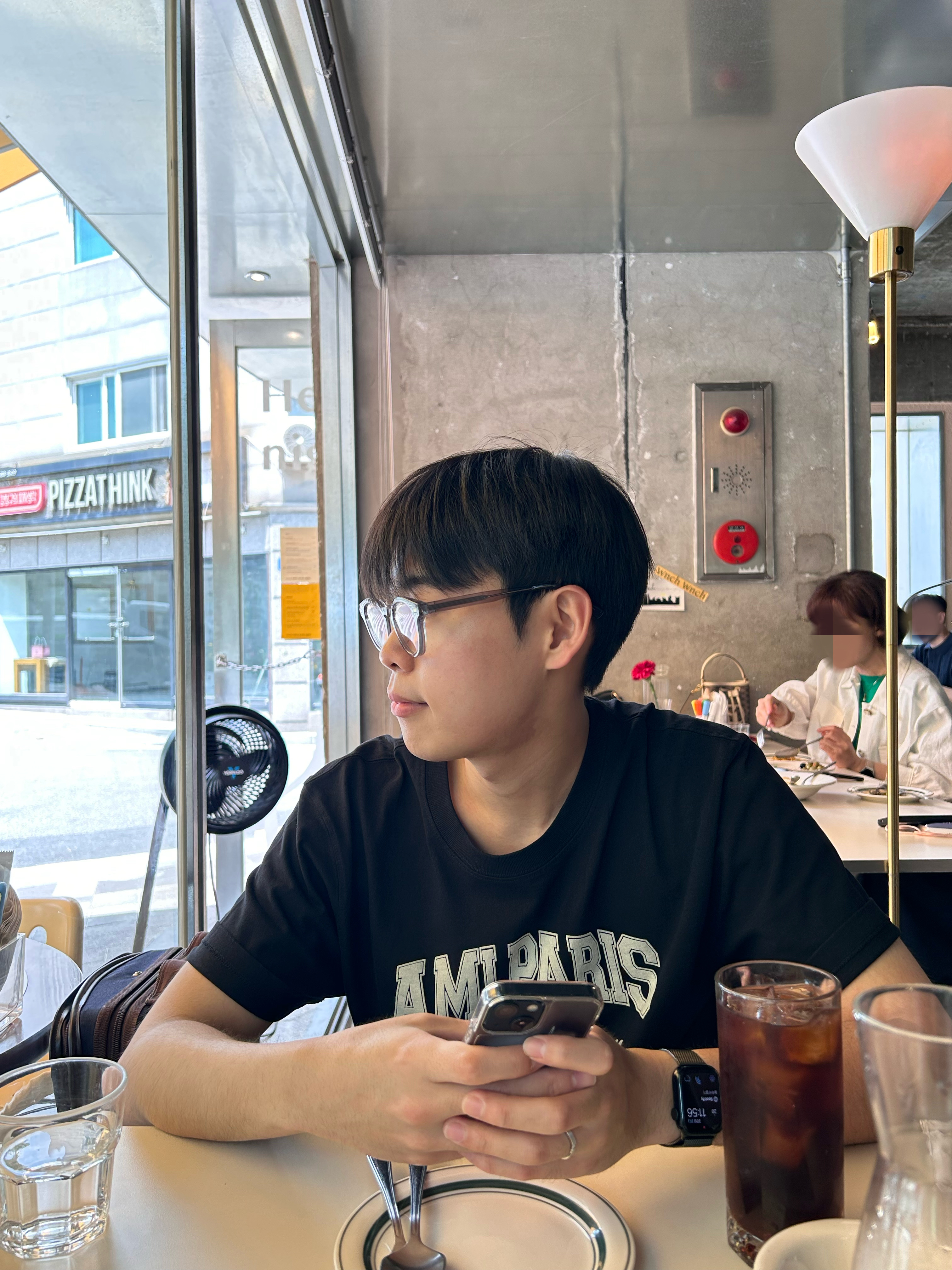 AMI Paris France T-Shirt Black 착용 스타일 - 2