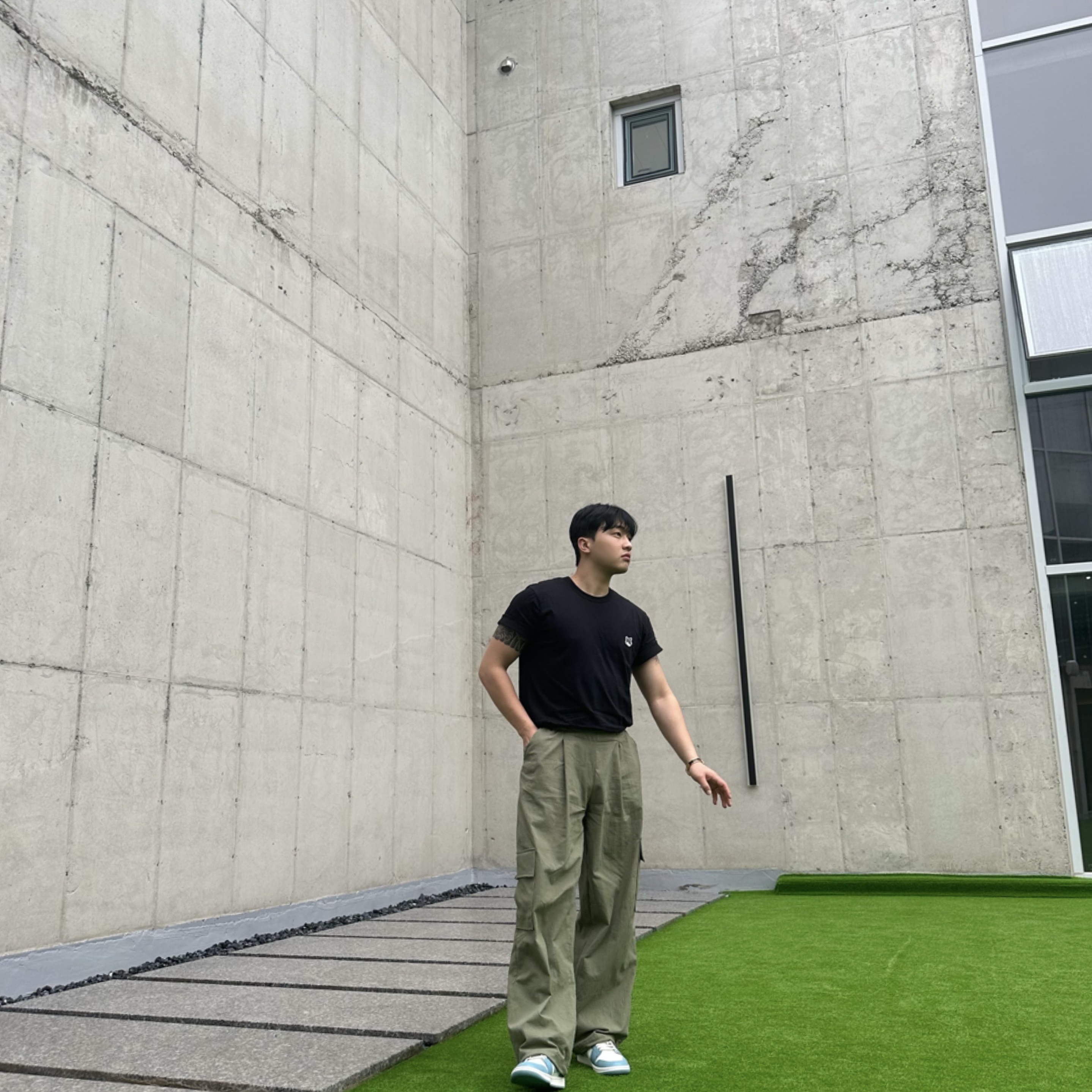 (W) 조던 1 미드 세일 앤 원 블루, 메종 키츠네 그레이 폭스 헤드 패치 클래식 티셔츠 블랙 착용 스타일 - 1