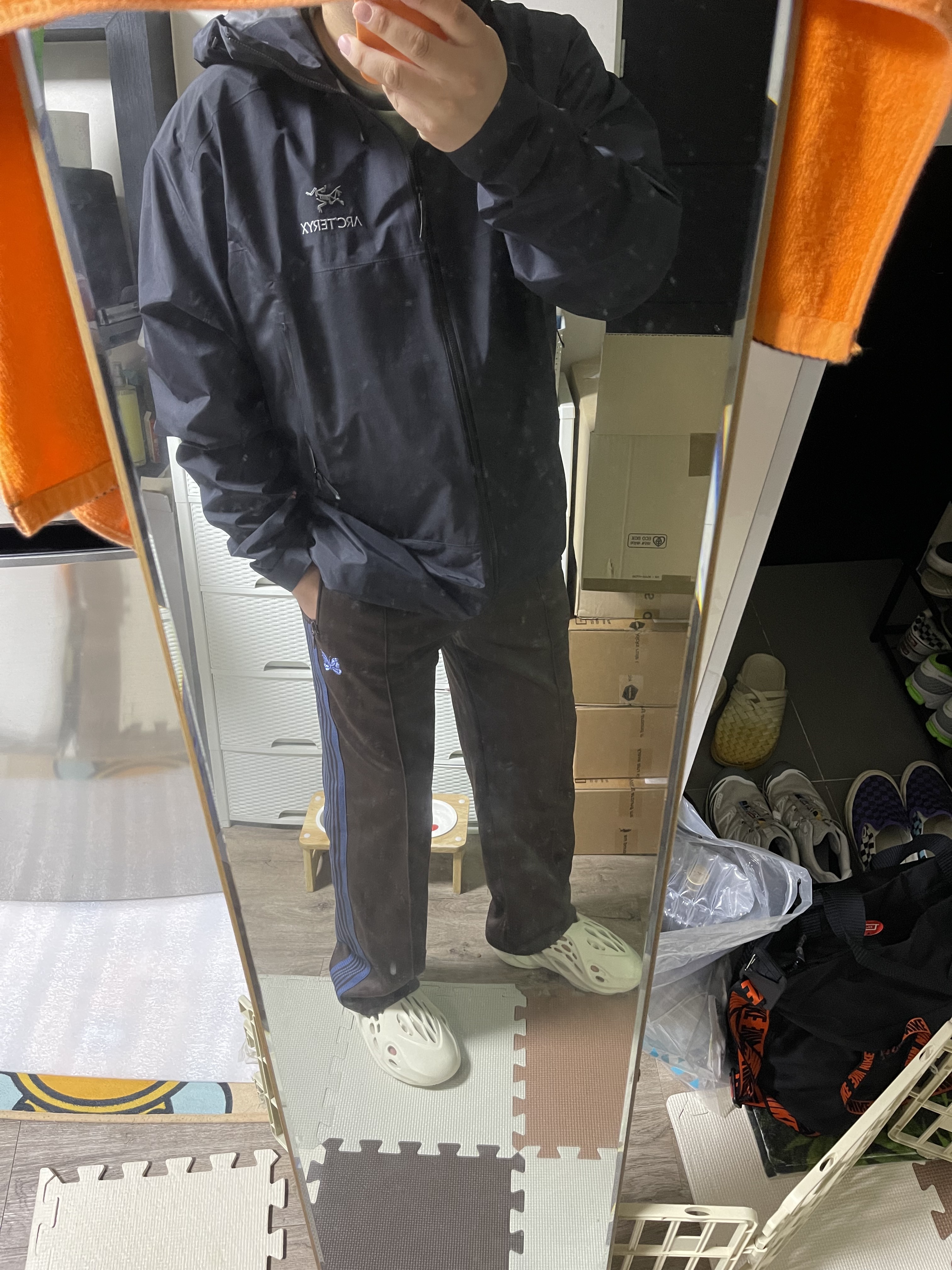 Adidas Yeezy Foam RNNR Sand, Needles × Beams Fleece Track Pants Brown Green 착용 스타일