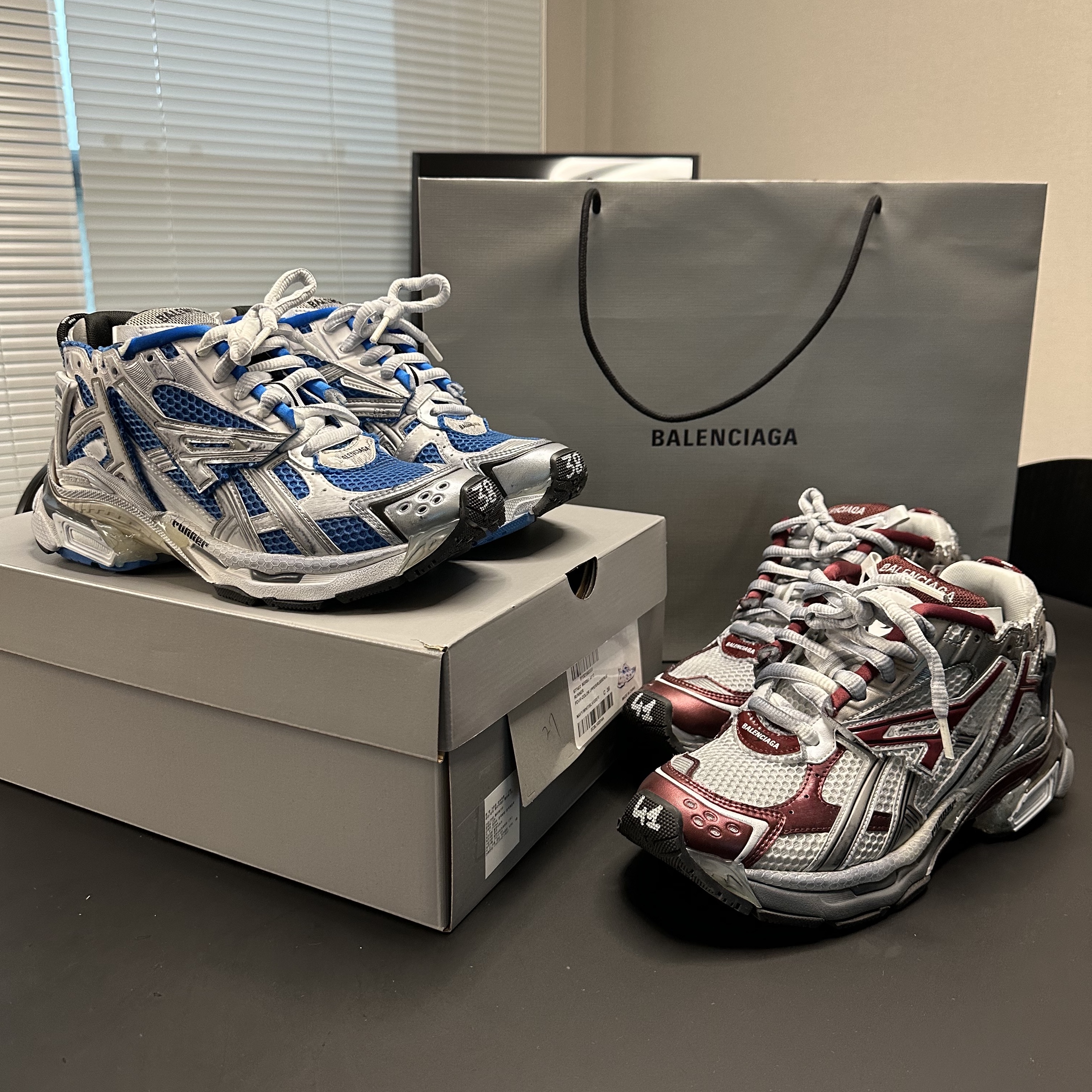 Balenciaga Runner Sneakers Blue White, Balenciaga Runner Sneakers Grey Burgundy 착용 스타일 - 1
