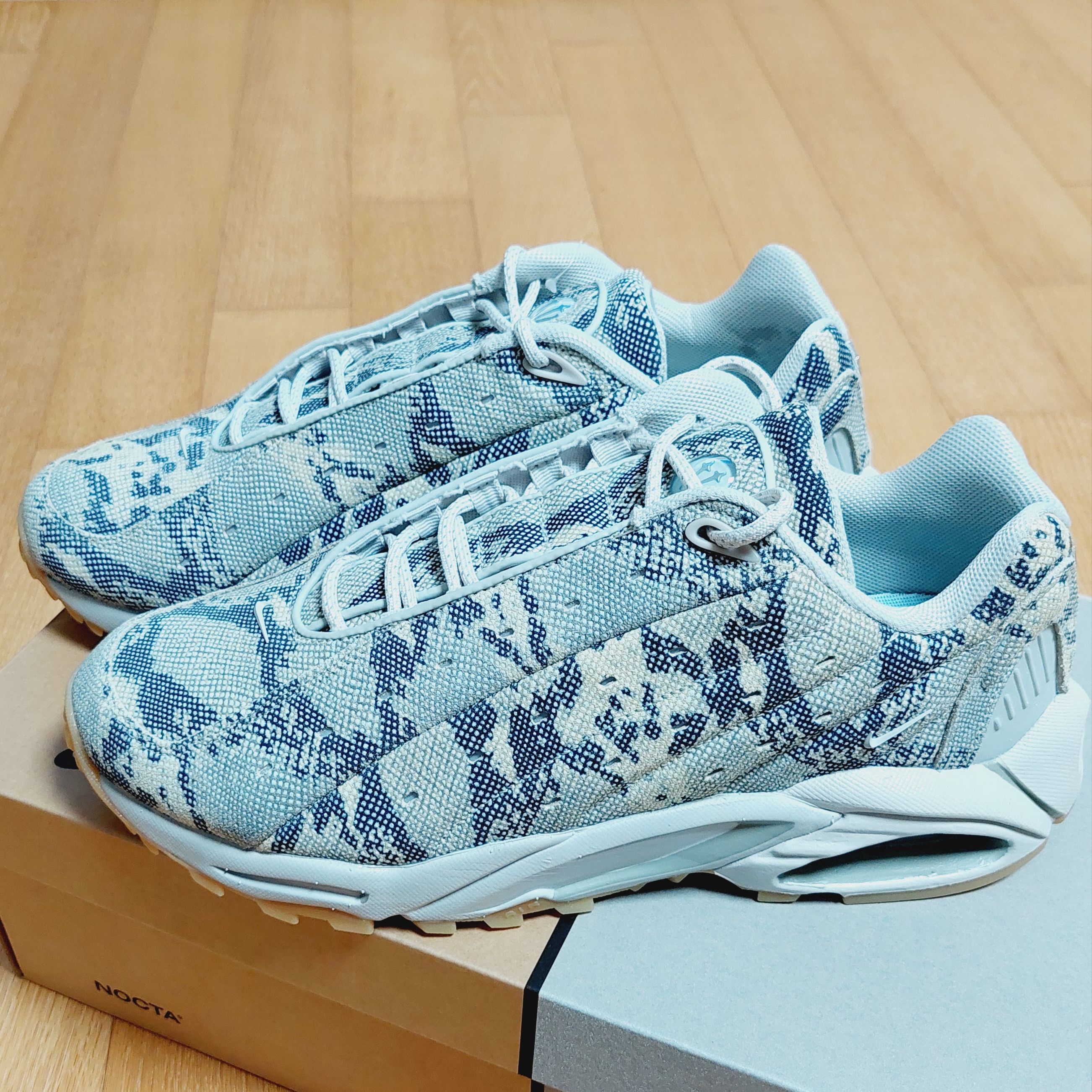 Nike x Drake Nocta Hot Step Air Terra Light Bone 착용 스타일 - 1