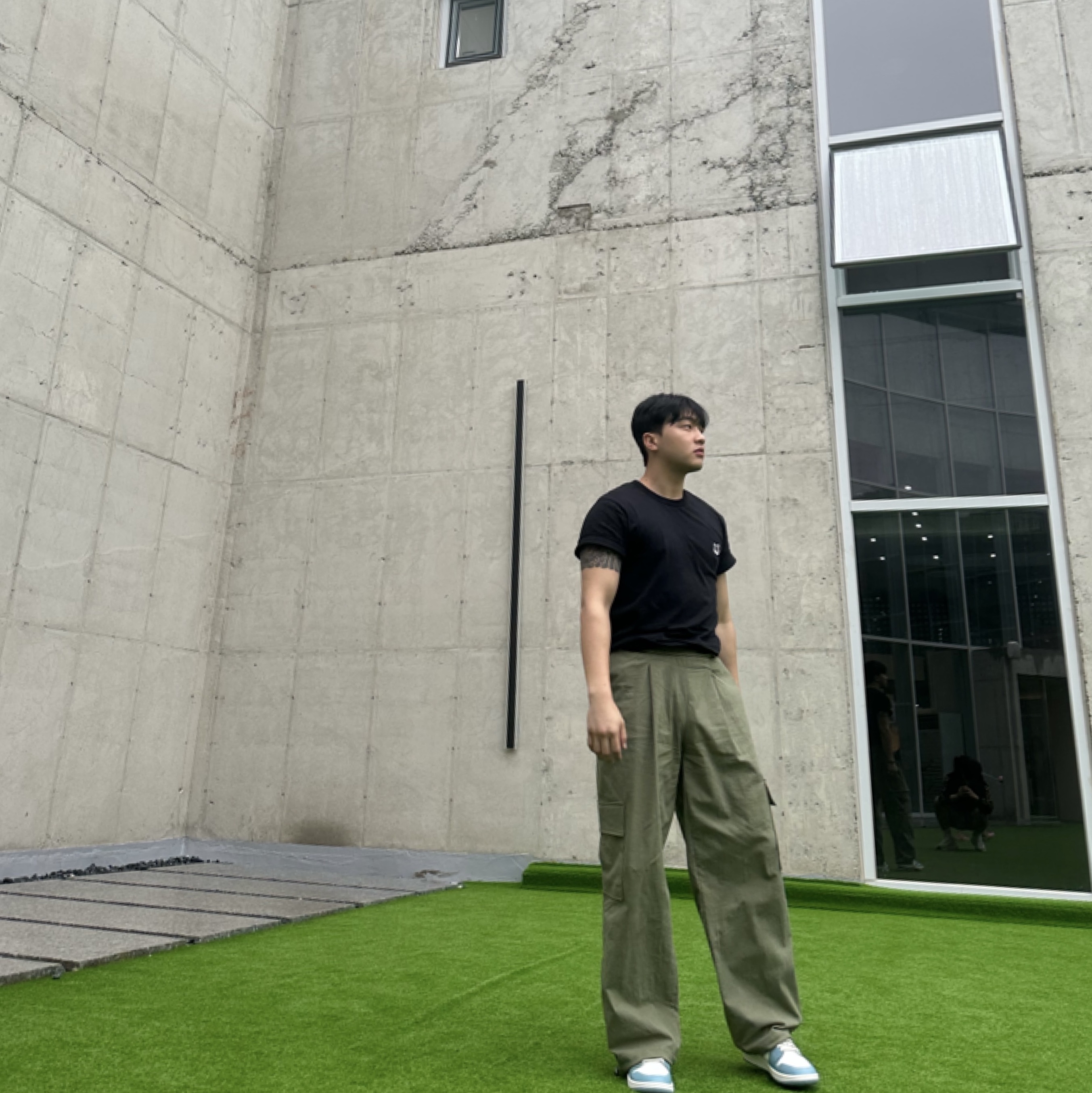 (W) 조던 1 미드 세일 앤 원 블루, 메종 키츠네 그레이 폭스 헤드 패치 클래식 티셔츠 블랙 착용 스타일 - 2