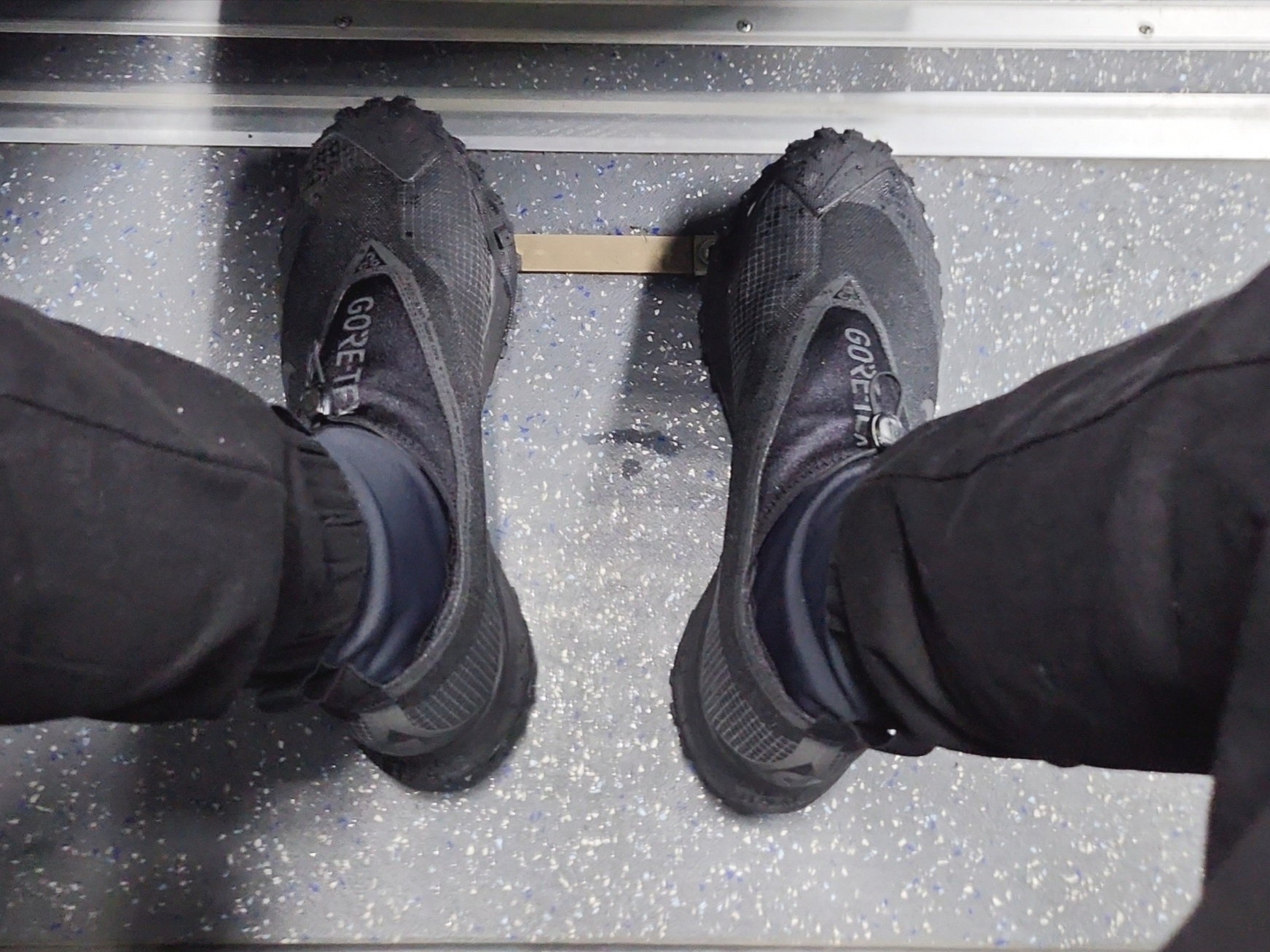 Nike ACG Mountain Fly Gore-Tex Black and Dark Grey 착용 스타일