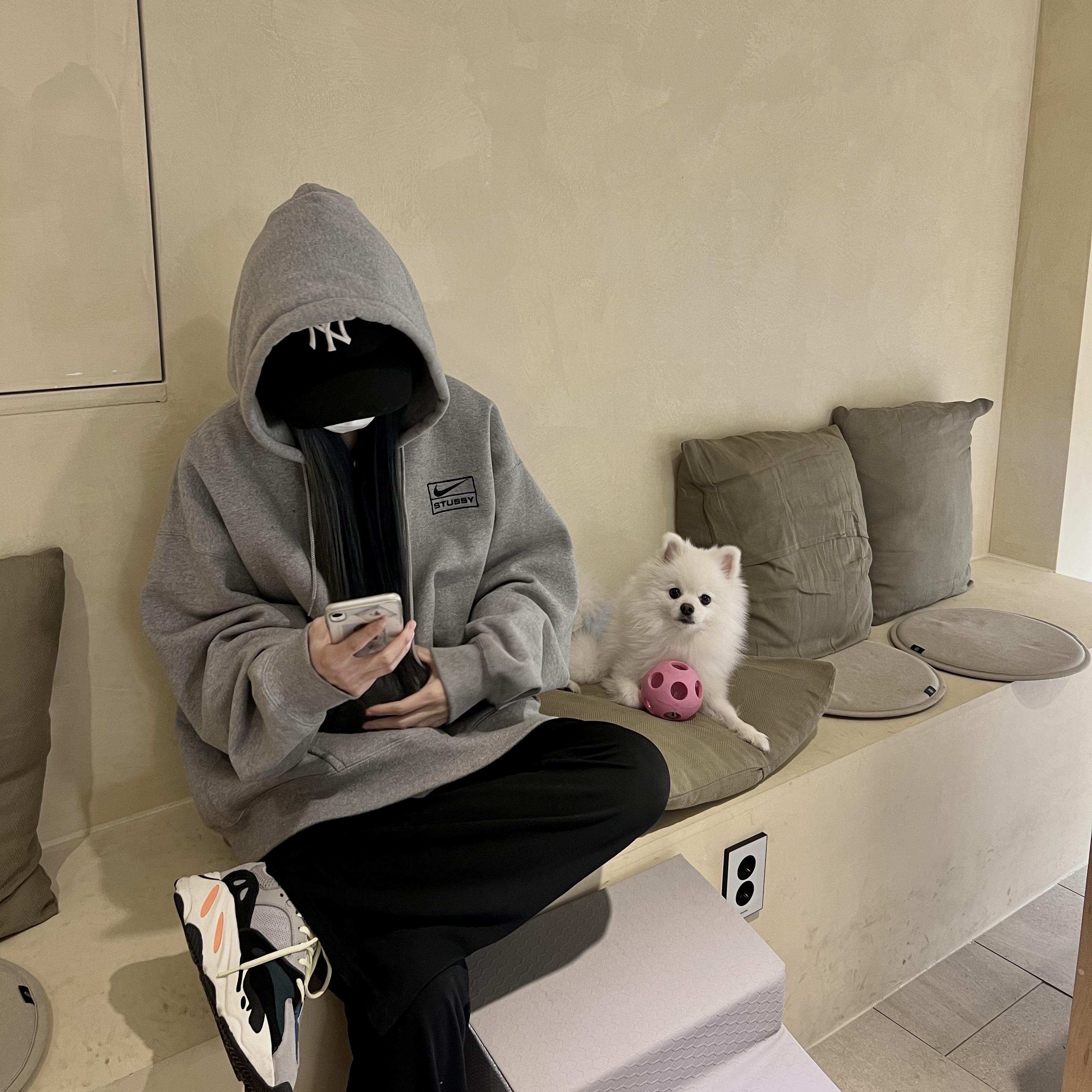 Nike x Stussy NRG RA Pullover Hoodie Dark Grey Heather (DJ9488-063), Adidas Yeezy Boost 700 Wave Runner Solid Grey 2021/2022 착용 스타일