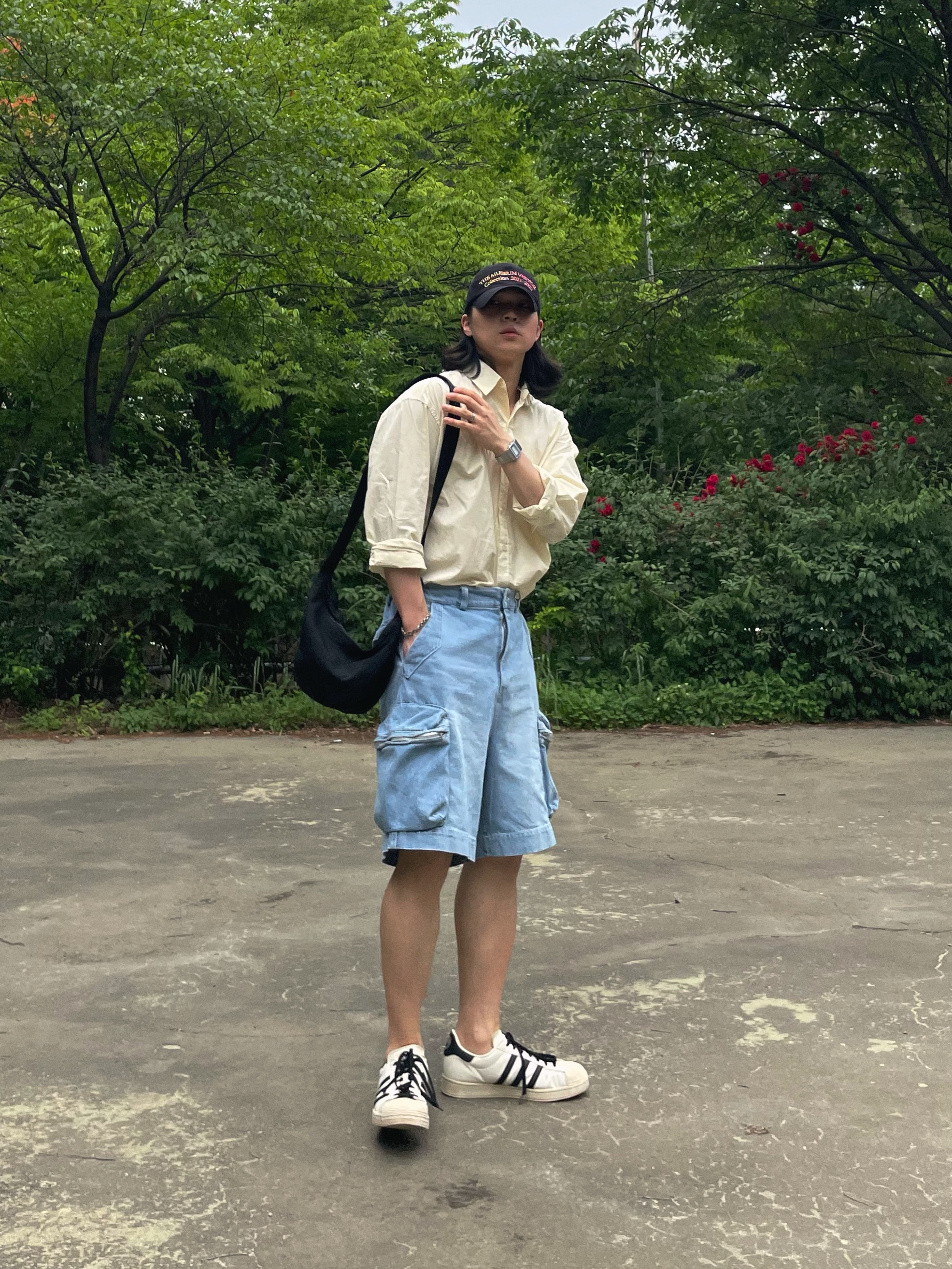아디다스 x 앙드레 사라이바 슈퍼스타 크림 화이트 코어 블랙, 더뮤지엄비지터 스프레이드 볼캡 블랙 착용 스타일 - 2