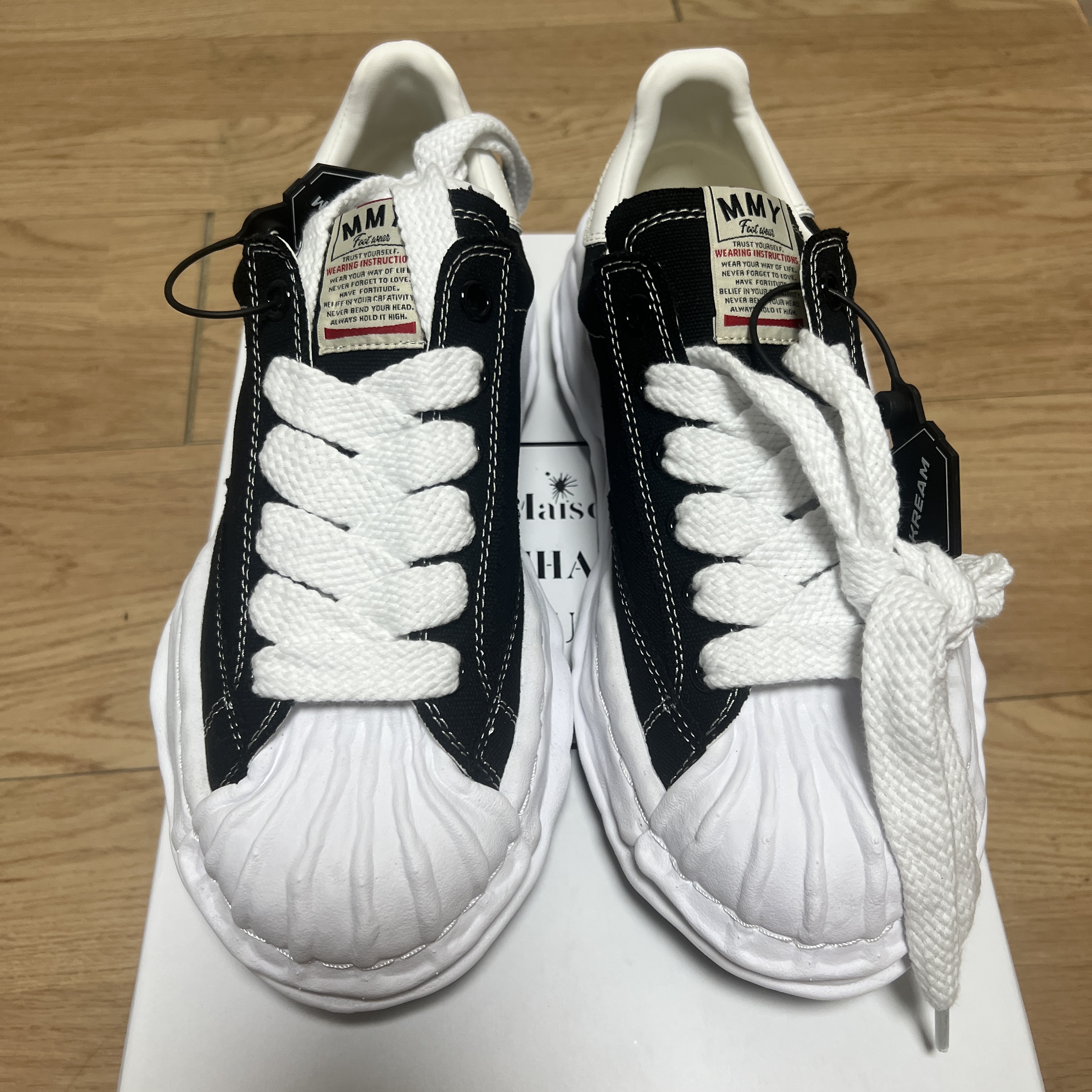 Maison Mihara Yasuhiro Blakey OG Sole Canvas Low-top Sneakers Black White 착용 스타일 - 2