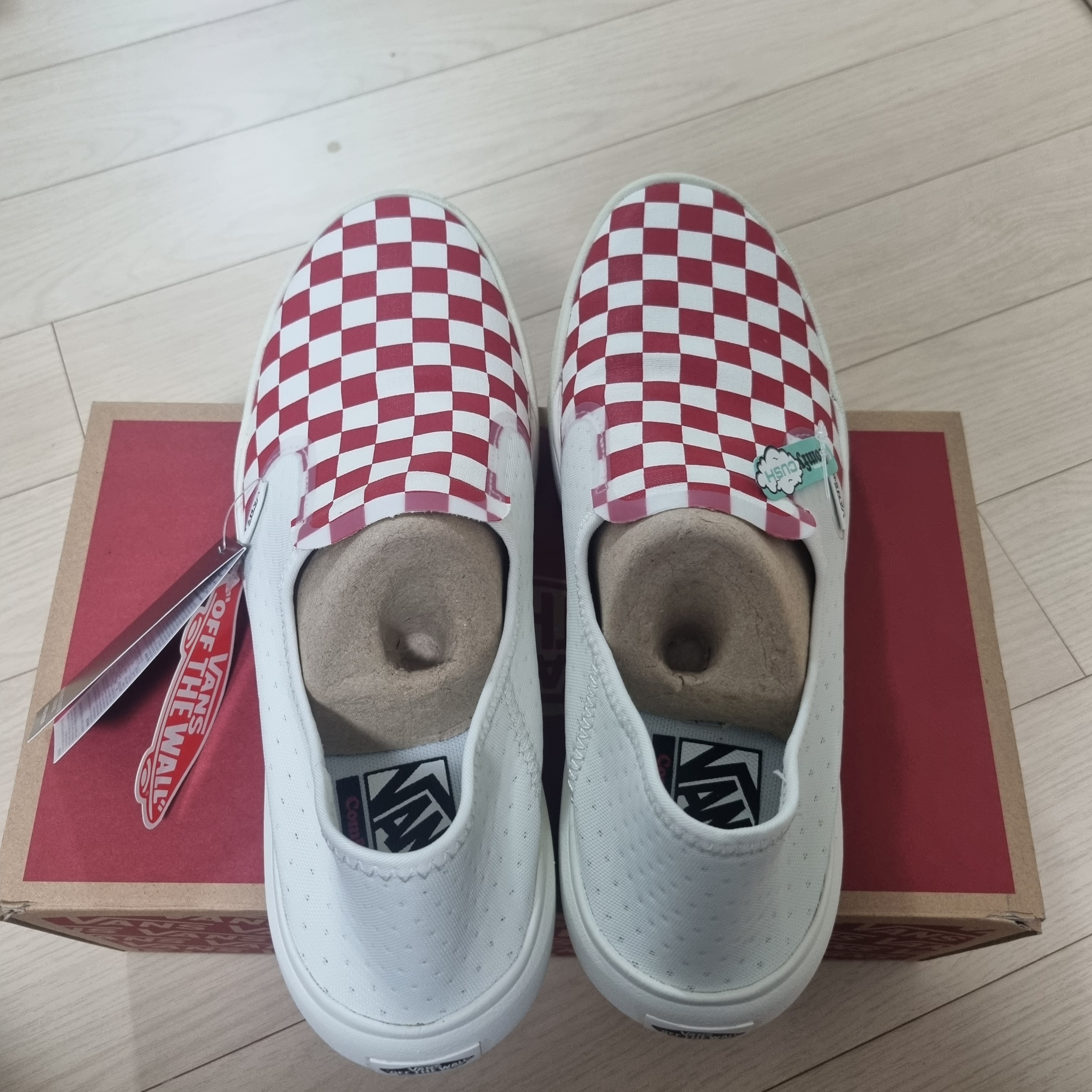 Vans ComfyCush One Checkerboard Racing Red Marshmallow 착용 스타일 - 2